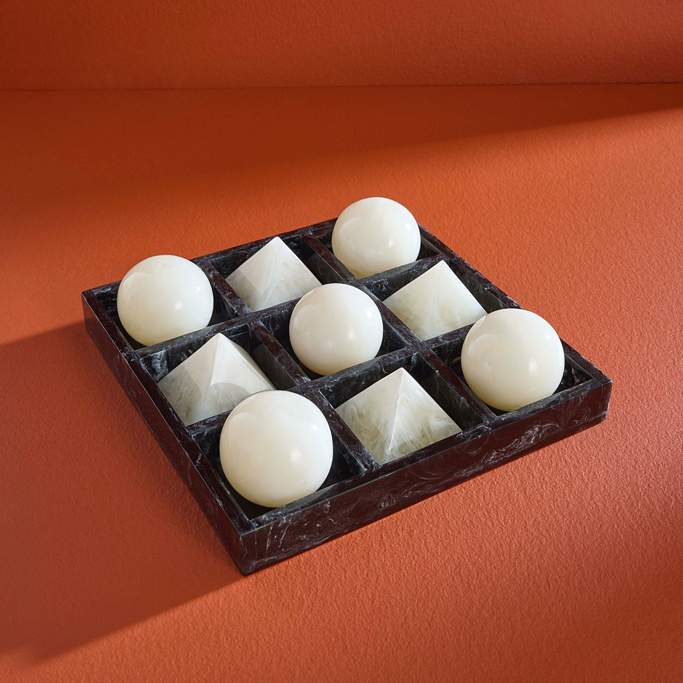 Como Black & White Tic Tac Toe Set - Classic Wooden Board Game for Kids & Adults - Perfect for Family Game Night, Travel & Indoor/Outdoor Fun