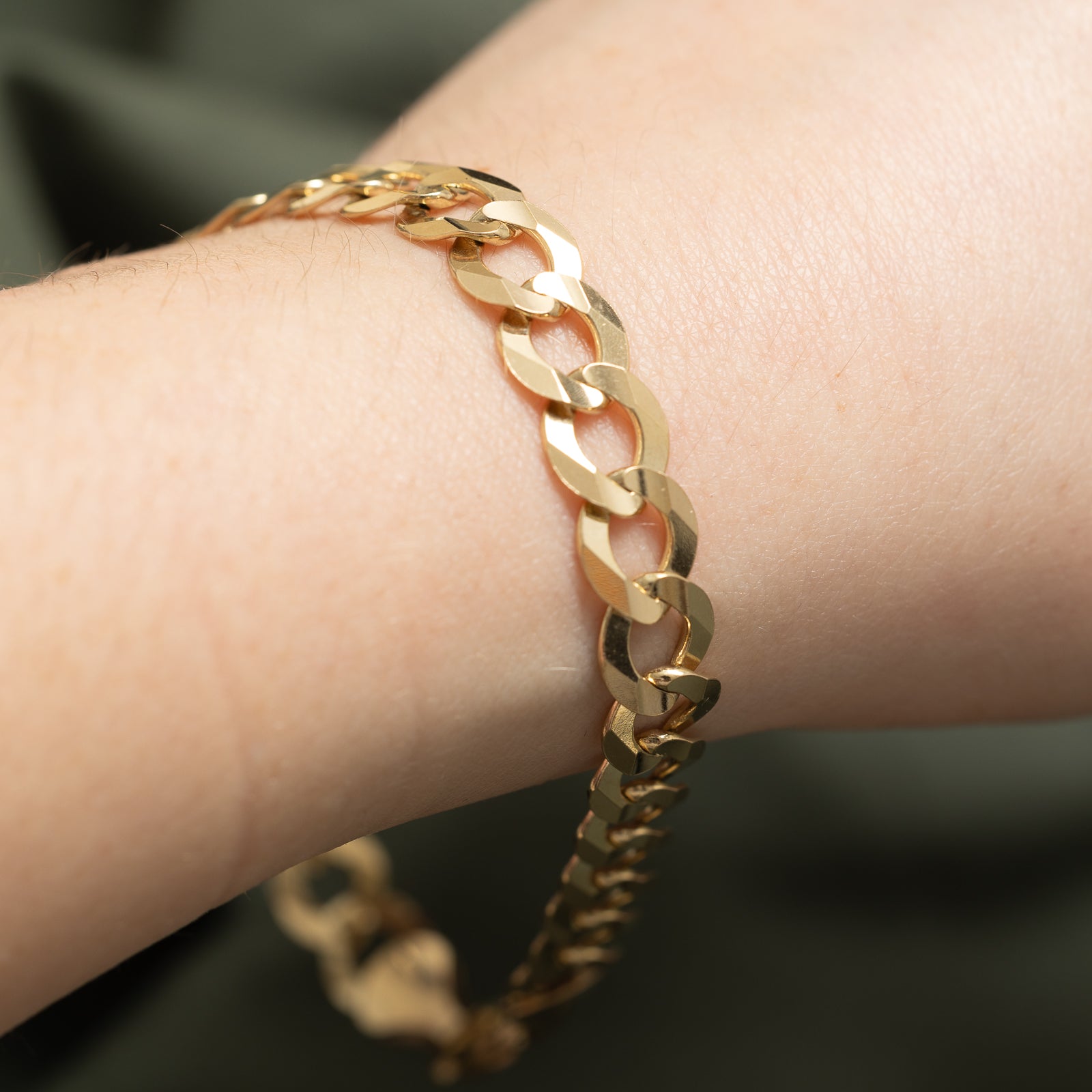 10K Yellow Gold Curb Chain Bracelet for Women - 8.47mm Wide, 8.5 Inches Adjustable Length - Elegant Jewelry Gift for Birthday, Anniversary & Everyday Wear