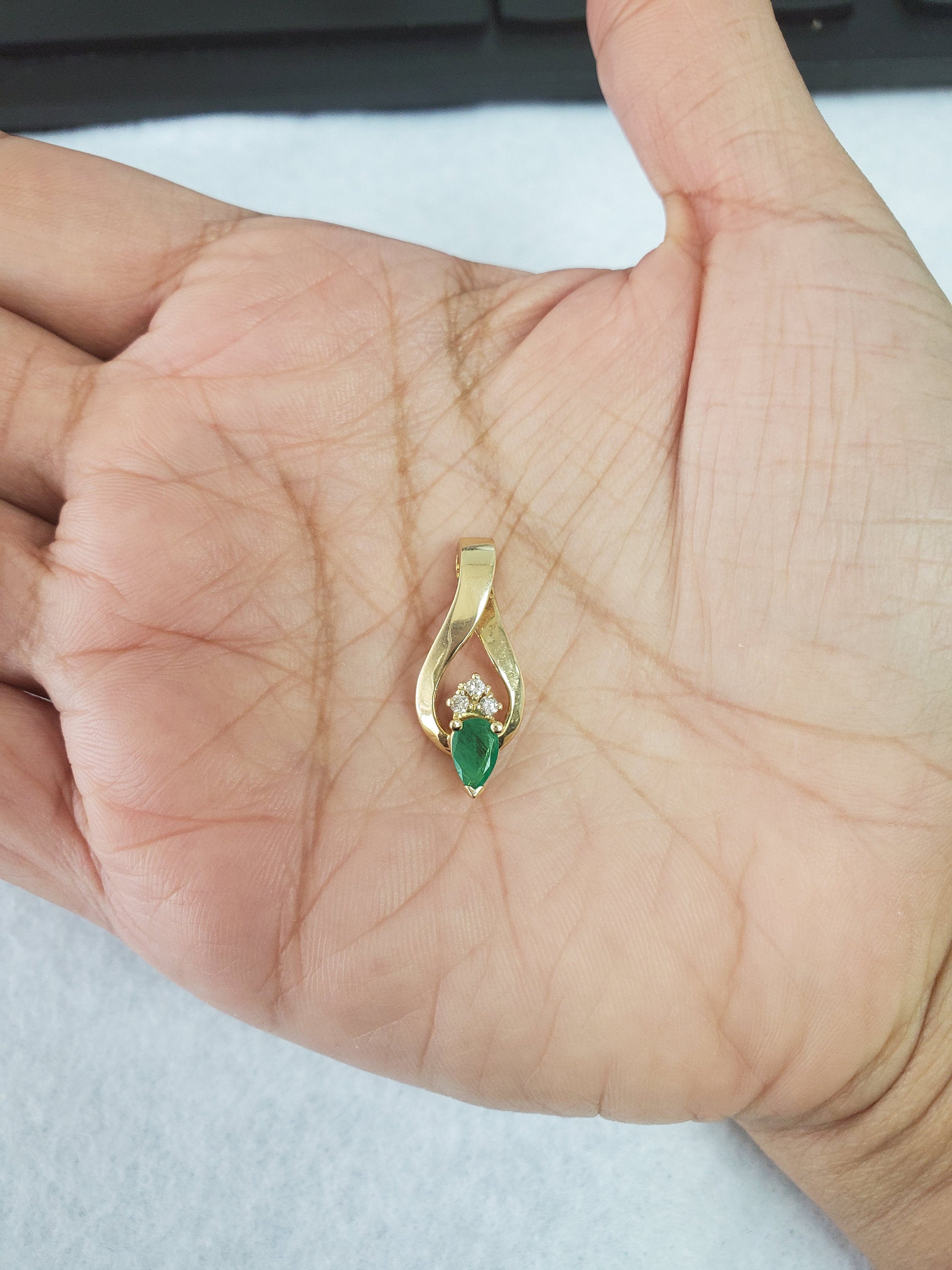 Exquisite Pear Shaped Emerald Pendant Necklace with Diamond Accents - 14K Gold Elegant Jewelry for Women, Perfect for Weddings, Anniversaries & Special Occasions