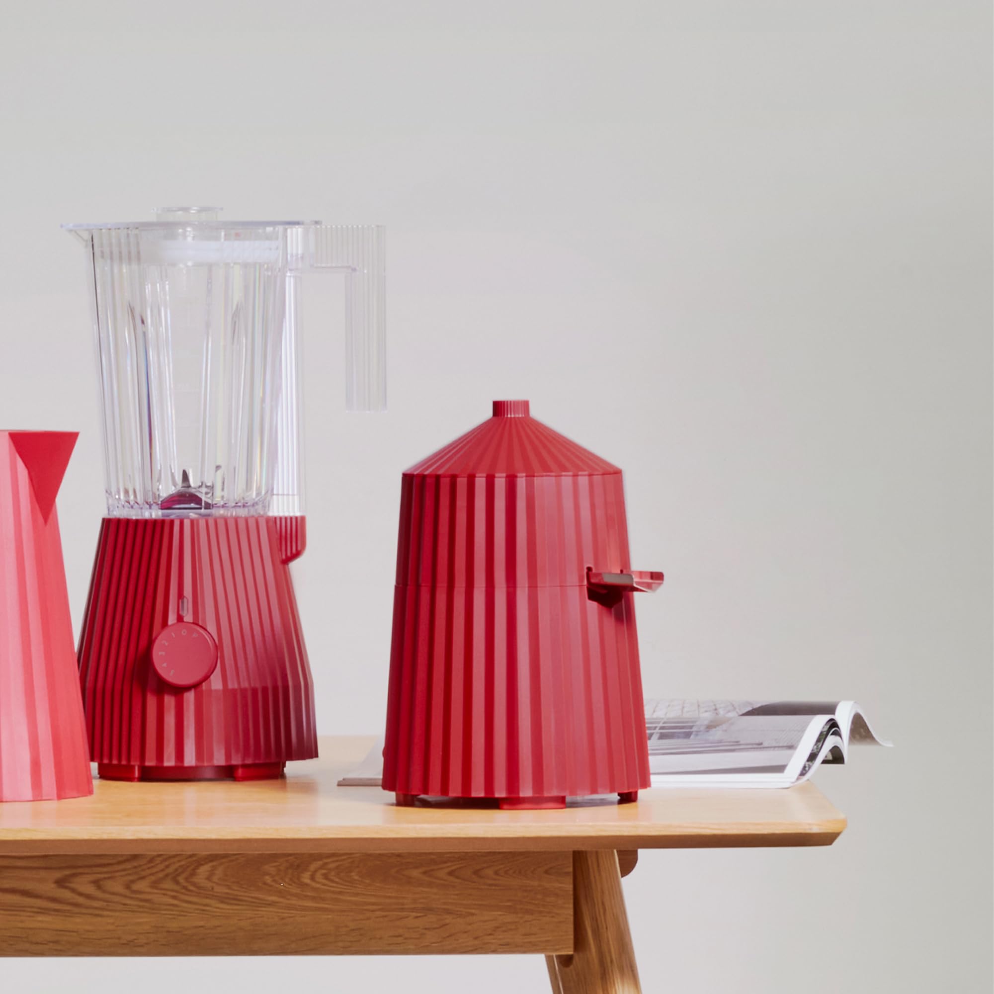 Alessi Plissé MDL07R/USA Electric Citrus Juicer - 85W Red Thermoplastic Resin Squeezer with US Plug for Fresh Lemon & Orange Juice | Perfect for Kitchen, Bar & Breakfast Counter