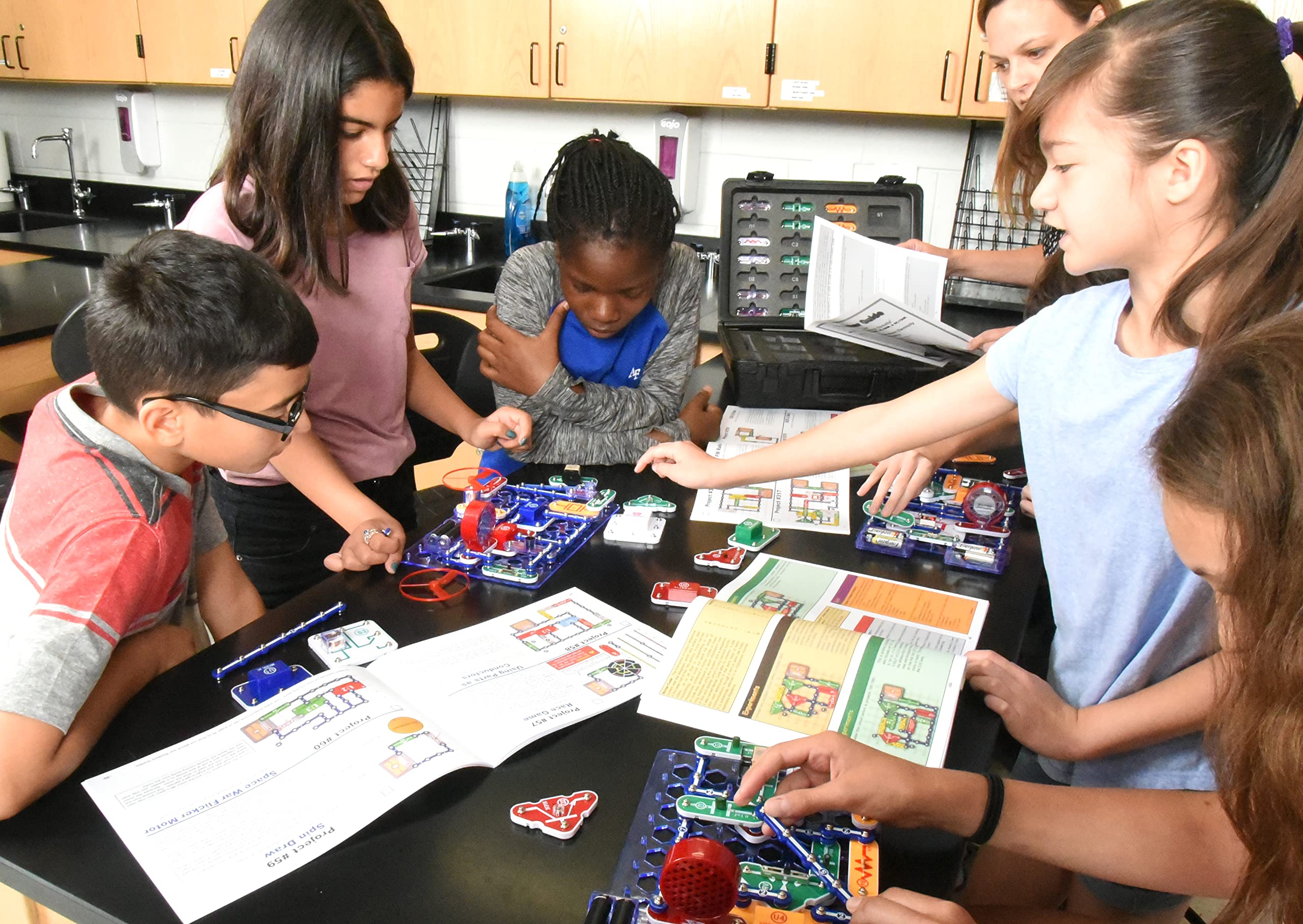Snap Circuits Extreme SC-750R Electronics Exploration Kit with Student Training Program & Study Guide - STEM Educational Toy for Kids & Teens | Learn Circuitry, Perfect for Classroom, Homeschool & Science Projects