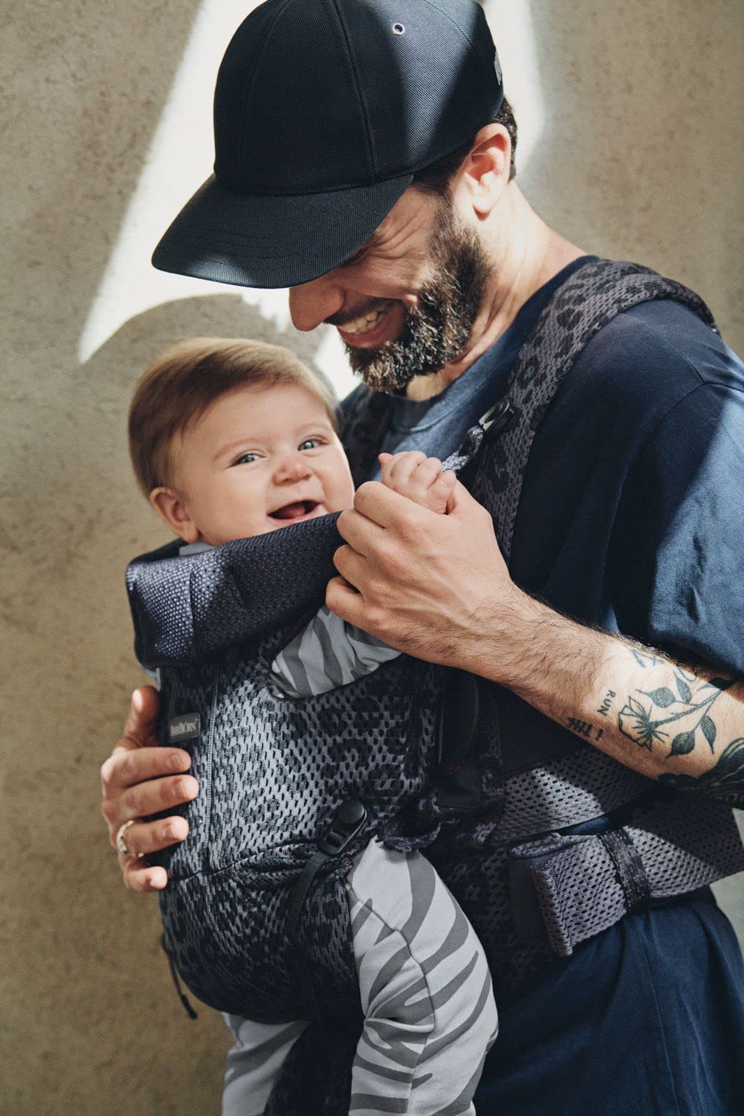 BabyBjörn Baby Carrier Free - Breathable 3D Mesh, Ergonomic Design for Newborns & Toddlers, Anthracite/Leopard Print - Perfect for Outdoor Adventures, Shopping & Travel