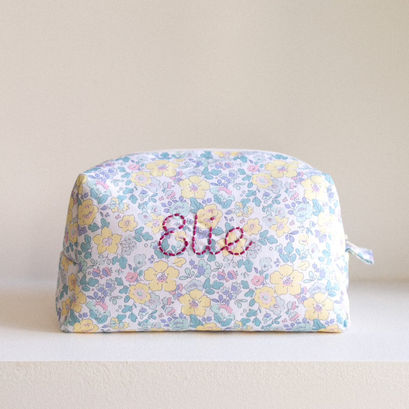 Waterproof Hanging Toiletry Bag with Summer Floral Print - Perfect for Travel, Gym, and Camping Essentials Organization