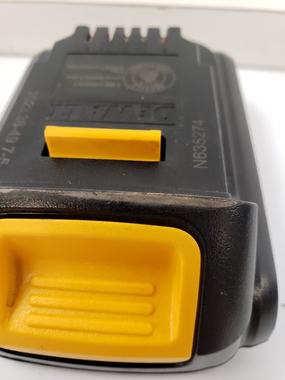 DEWALT DCB201 20V MAX Lithium-Ion Battery 1.5Ah - Compatible with DEWALT 20V Power Tools - Perfect for Drills, Saws & Other Cordless Tools