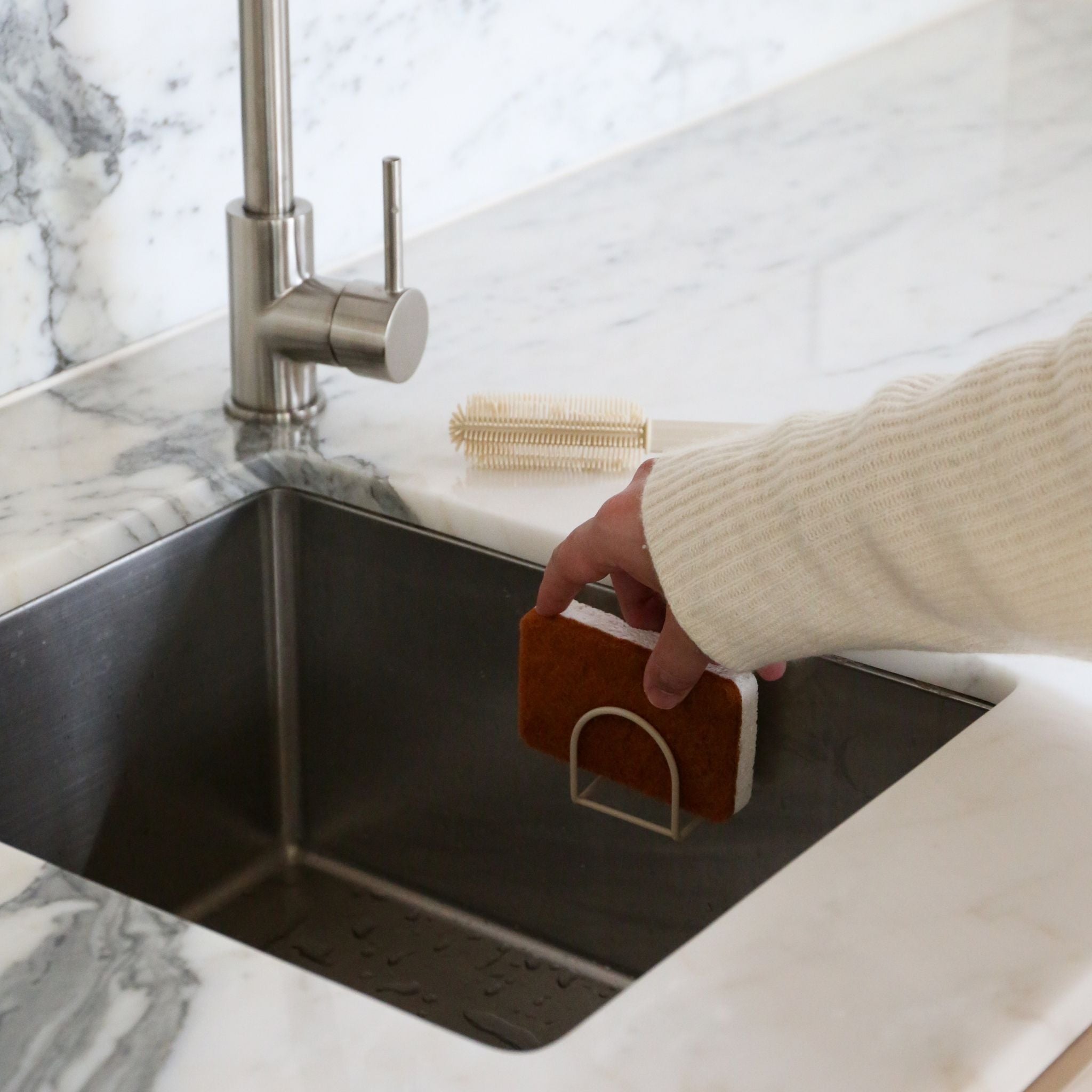 DESIGNSTUFF Sink Sponge Holder - Rustproof Sand-Colored Kitchen Organizer for Dishes & Cleaning Supplies | Perfect for Kitchen Sink, Countertop & Bathroom Storage