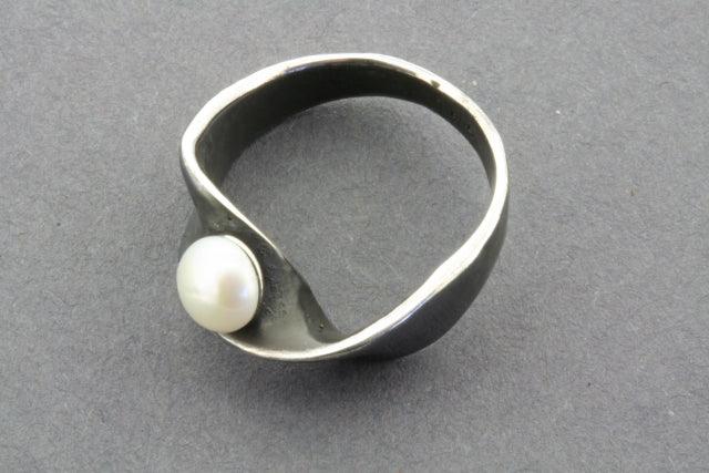 Elegant Oxidized Twist Ring with Pearl - Vintage Boho Jewelry for Women - Perfect for Weddings, Parties & Everyday Wear