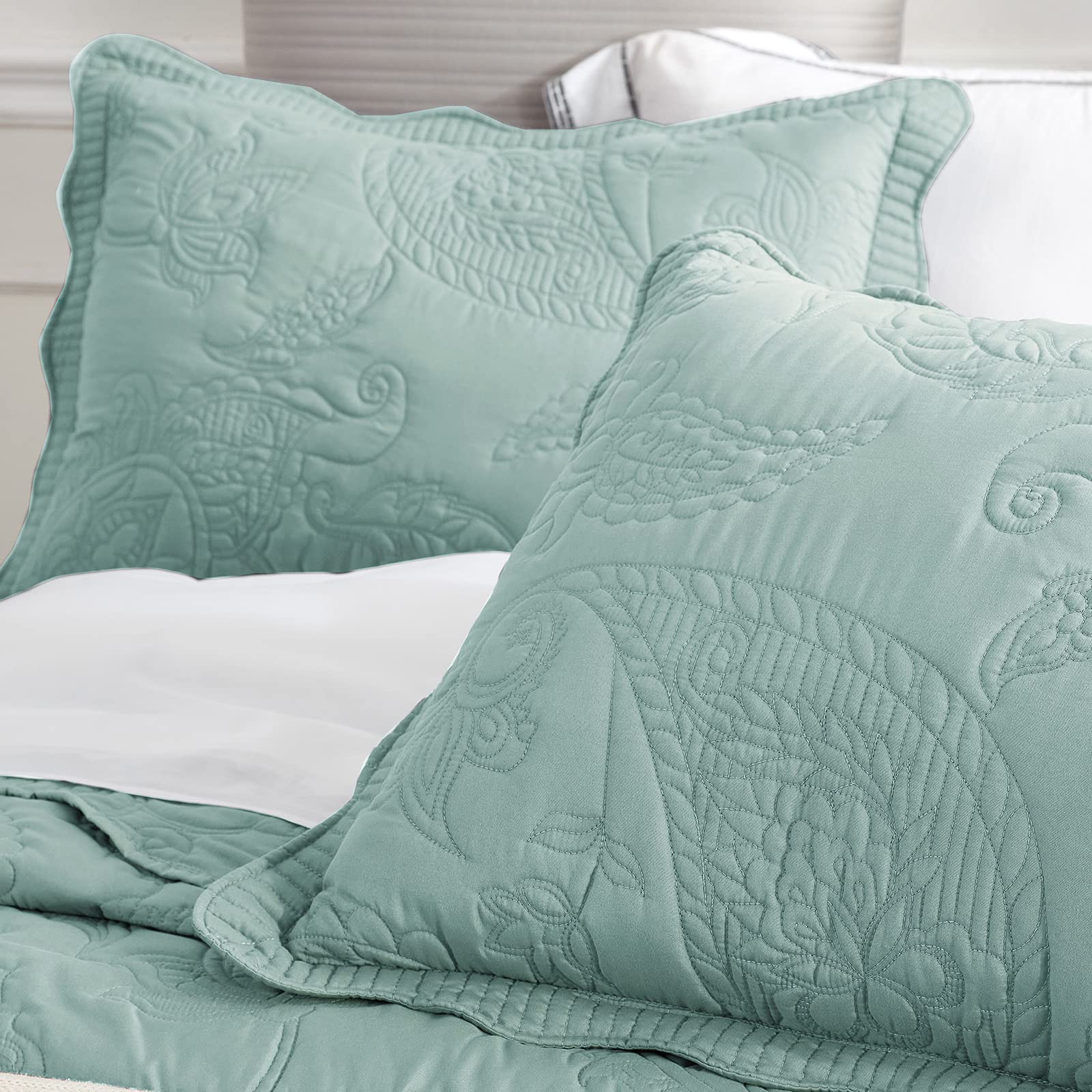 Queen Size Bedspread Set - 5 Piece Lightweight Quilted Coverlet & Reversible Comforter - 100% Luxurious Microfiber Bedding in Seaglass - Perfect for Guest Rooms, Master Bedrooms & Cozy Home Decor