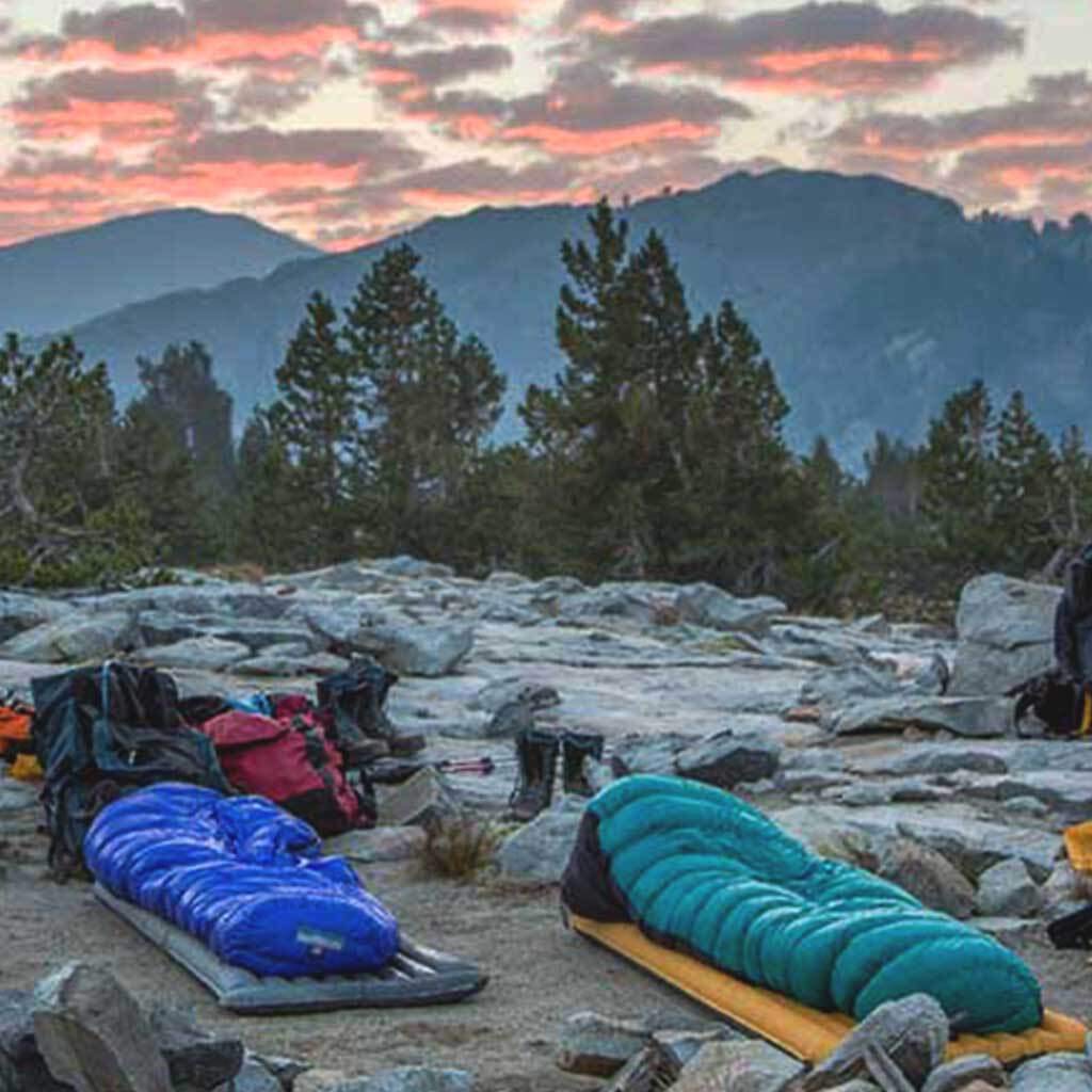 Western Mountaineering 10°F Versalite Ultralight Sleeping Bag - Moss Green, 6FT Left Zip - Perfect for Backpacking, Camping & Cold Weather Adventures