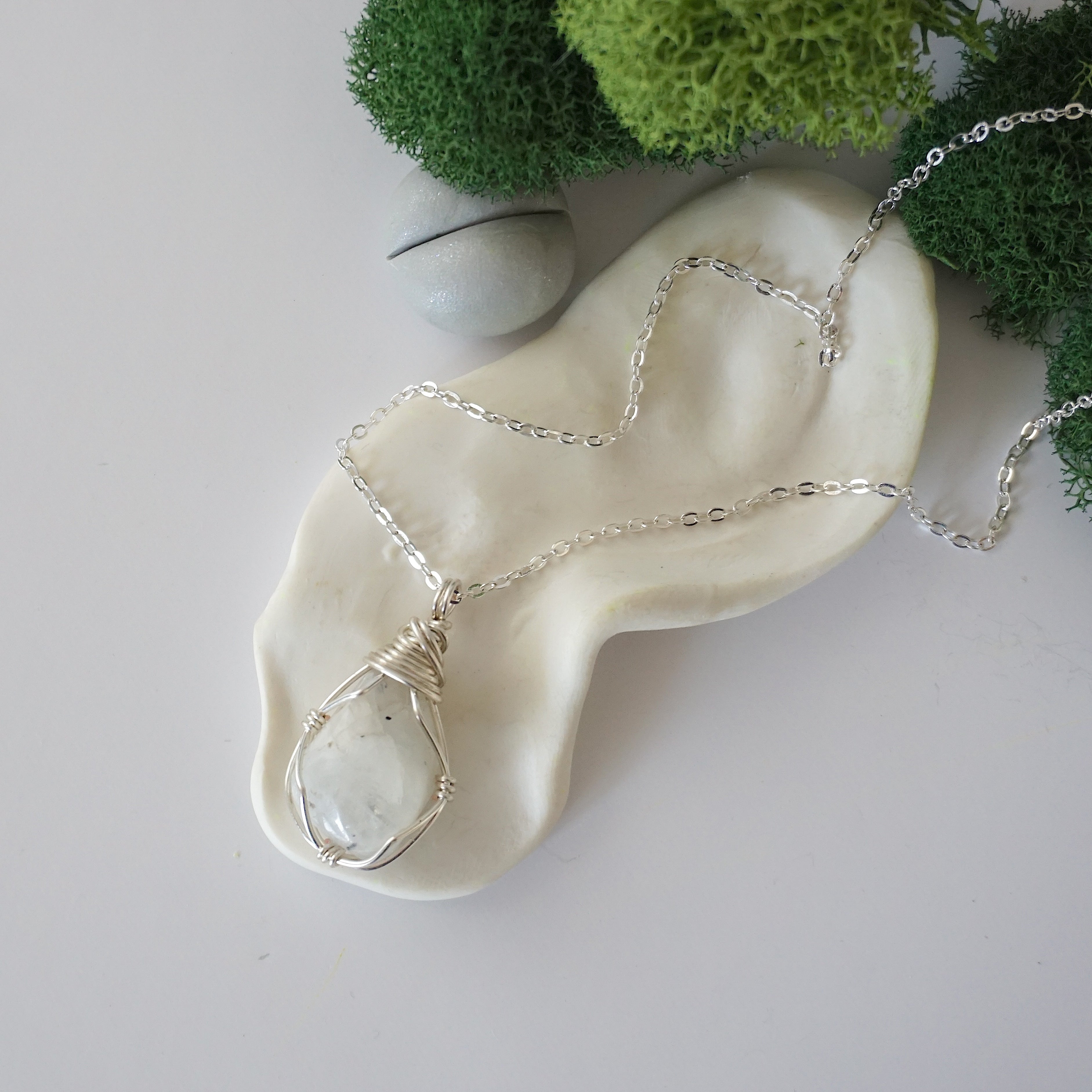Simple Birthstone Necklace with Rainbow Moonstone Crystal - Elegant Jewelry Gift for Women, Mothers, Girlfriends | Perfect for Birthdays, Anniversaries & Special Occasions