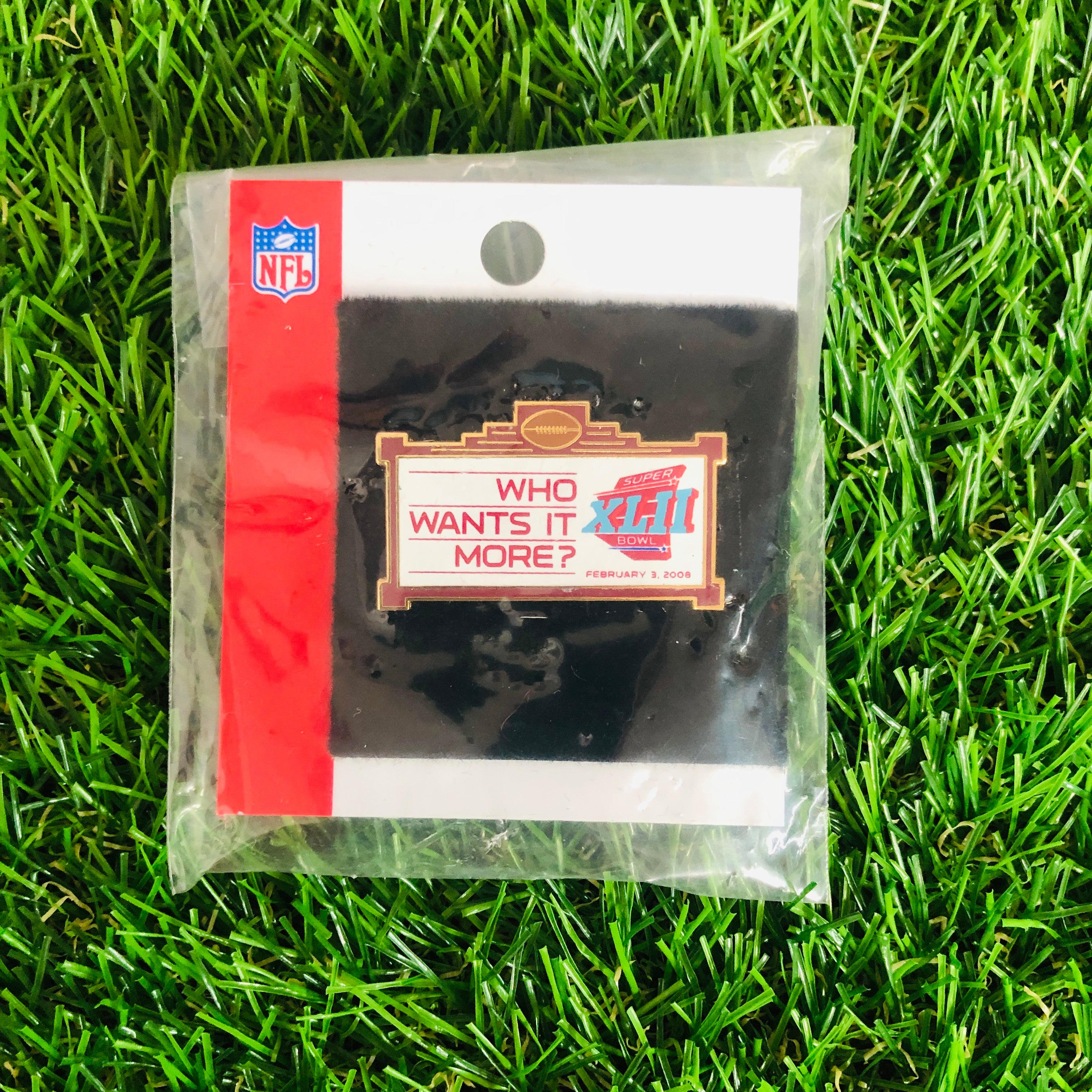 New York Giants Super Bowl XLII Commemorative Pin - NFL Championship Collectible for Fans & Memorabilia Enthusiasts (Perfect for Display Cases, Sports Bars & Man Caves)