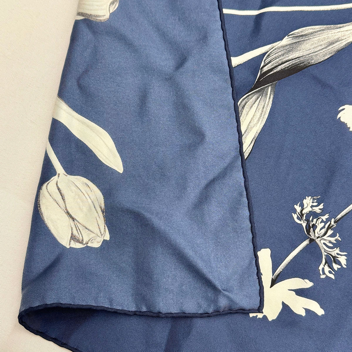 Salvatore Ferragamo Luxury Silk Scarf for Women - Elegant Floral Print Fashion Accessory - Perfect for Gifts, Parties & Everyday Wear