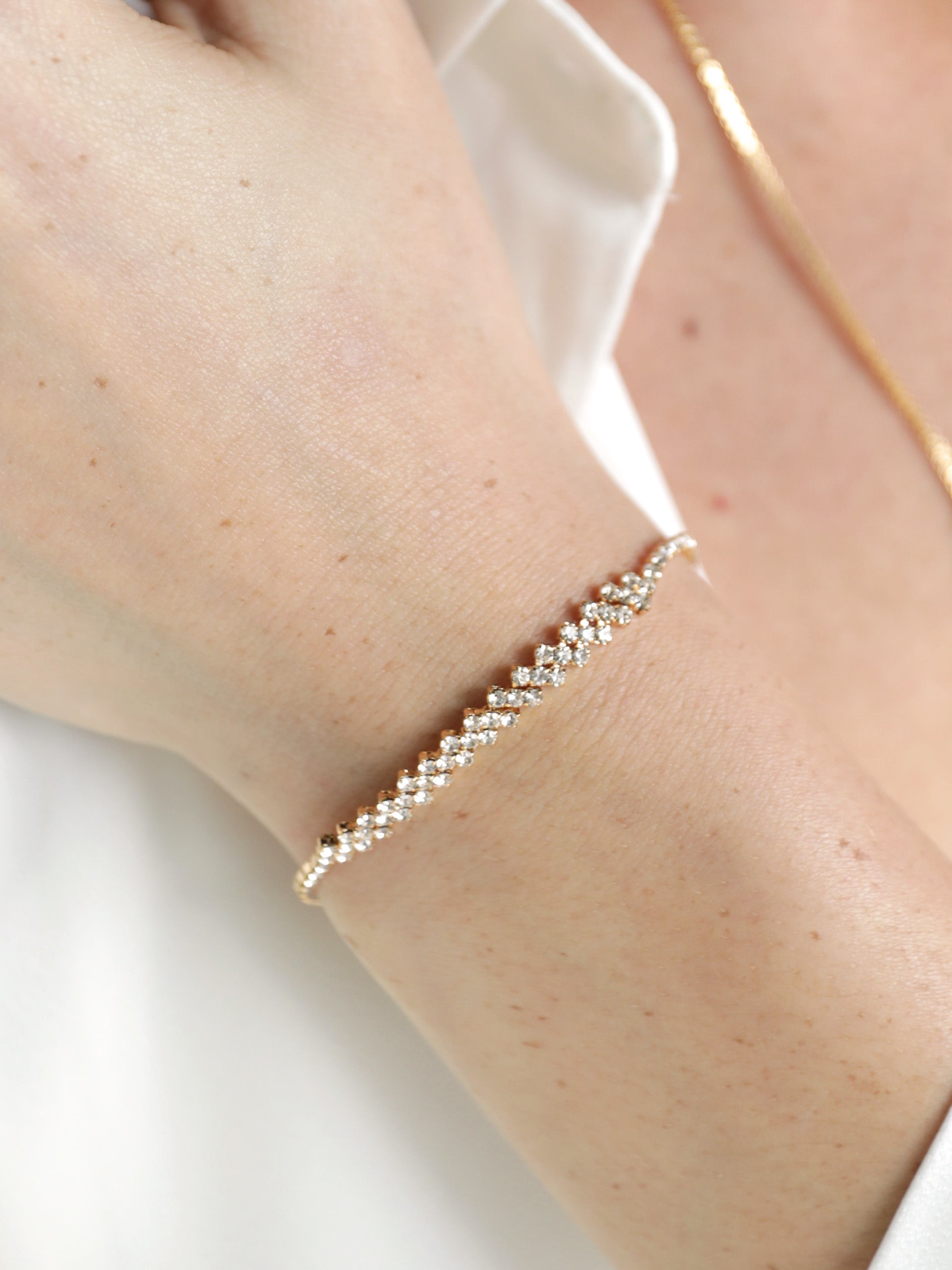 Elegant Adjustable Shine Bracelet for Women - Perfect for Parties, Weddings & Everyday Wear