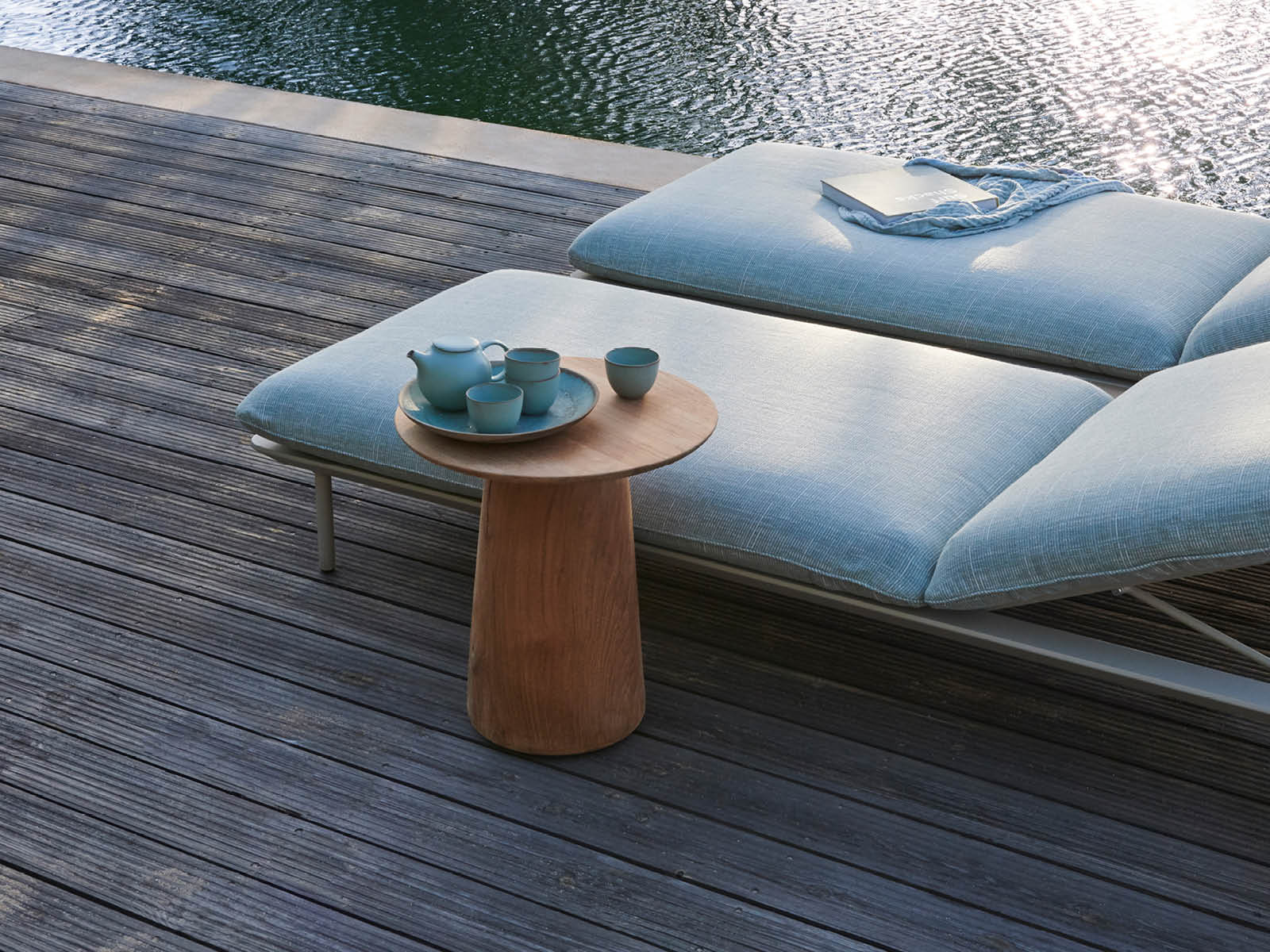 Modern Dunes Side Table - Small Accent Table for Living Room, Bedroom, or Patio - Stylish End Table with Wooden Frame & Woven Rattan Design - Perfect for Coffee, Books, or Decor