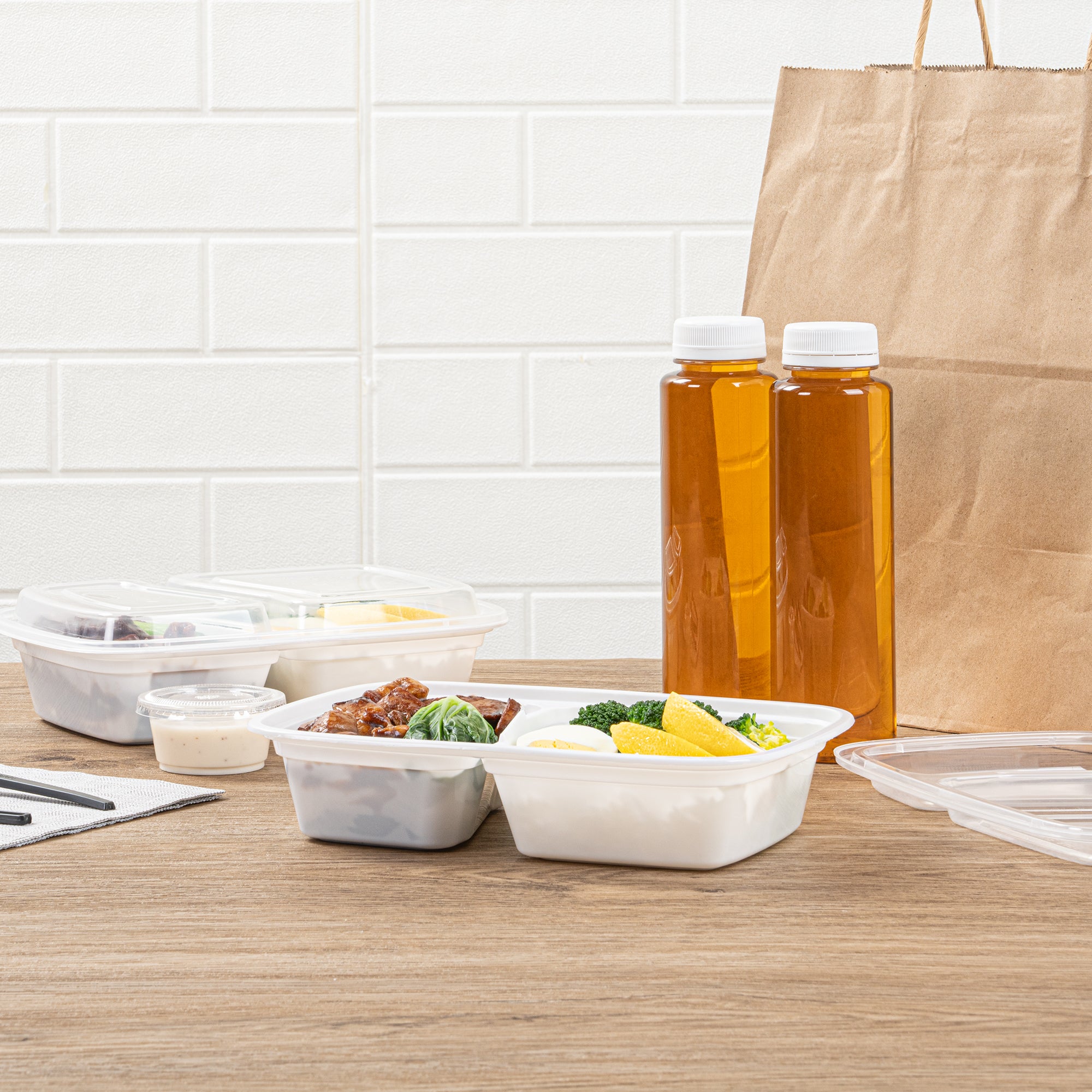 32 oz White Plastic 2-Compartment Food Storage Containers with Clear Lids - Microwave Safe (8.75