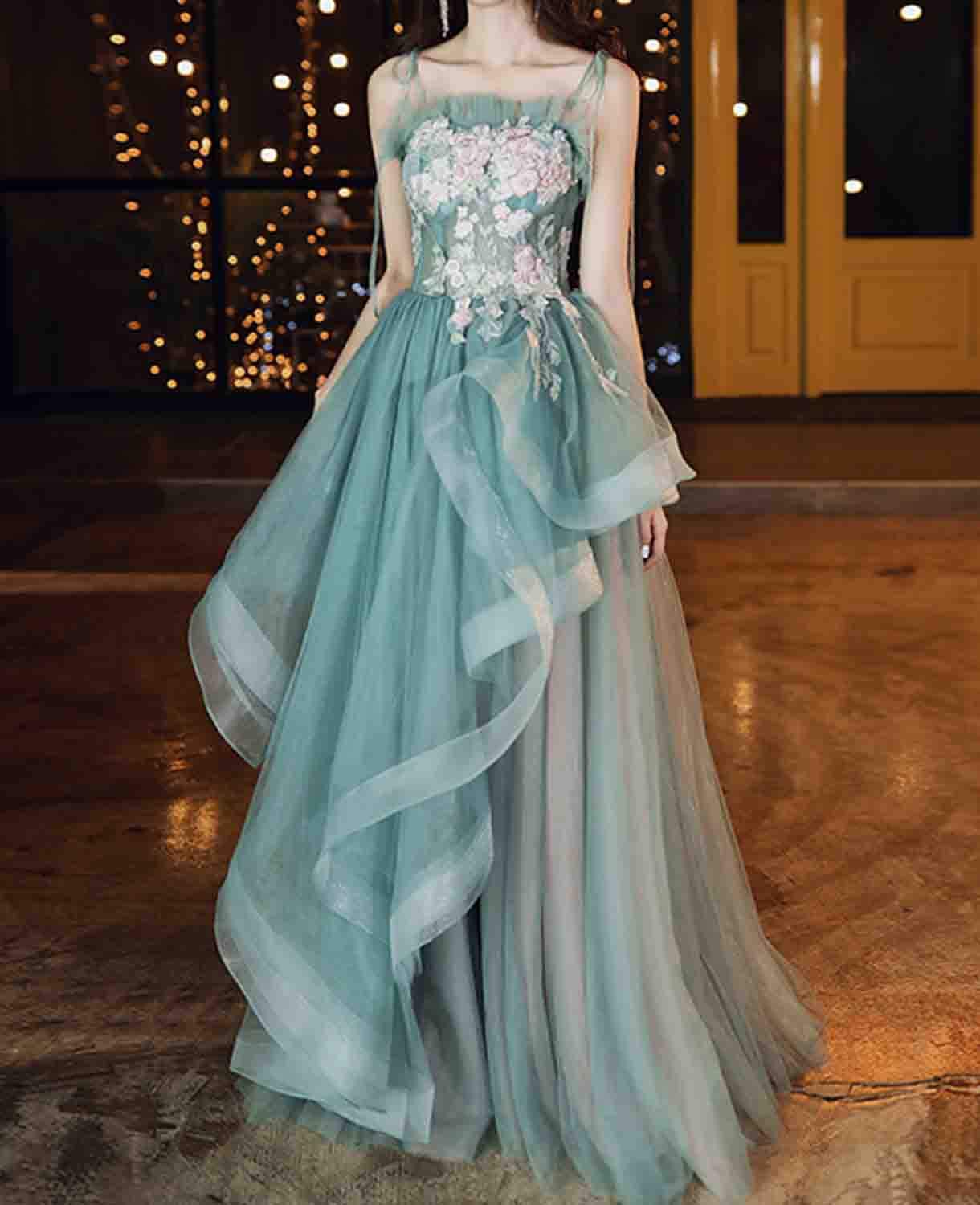 Elegant Women's Spaghetti Strap Applique Prom Dress with Long Tulle Skirt & Ruched Detail - Formal Evening Gown for Homecoming, Wedding Guest, and Special Occasions