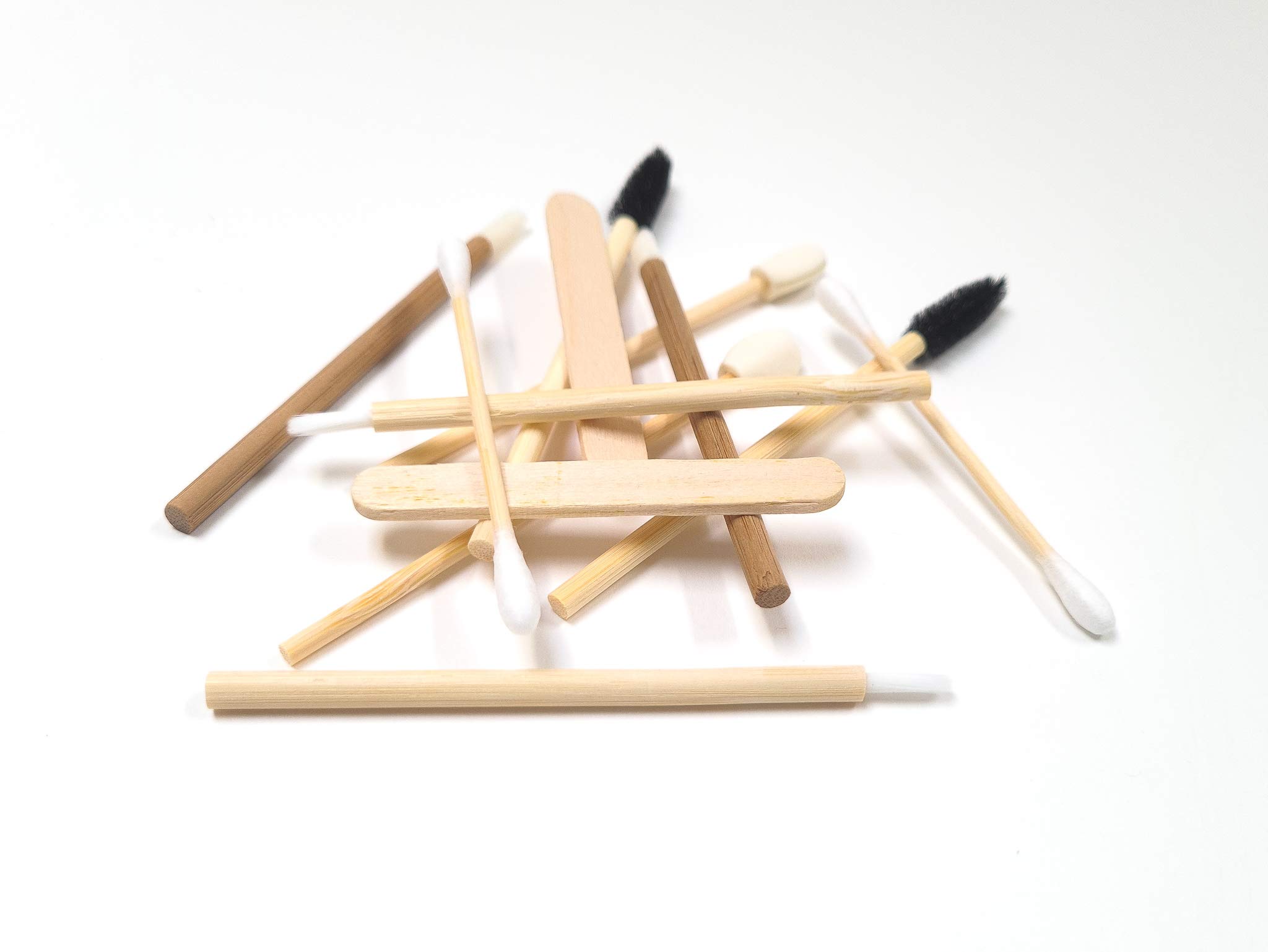 Eco-Friendly Bamboo Disposable Lip Brush Applicators - 25 Pack for Precise Lipstick & Gloss Application | Perfect for Makeup Artists, Travel & Hygiene-Conscious Users