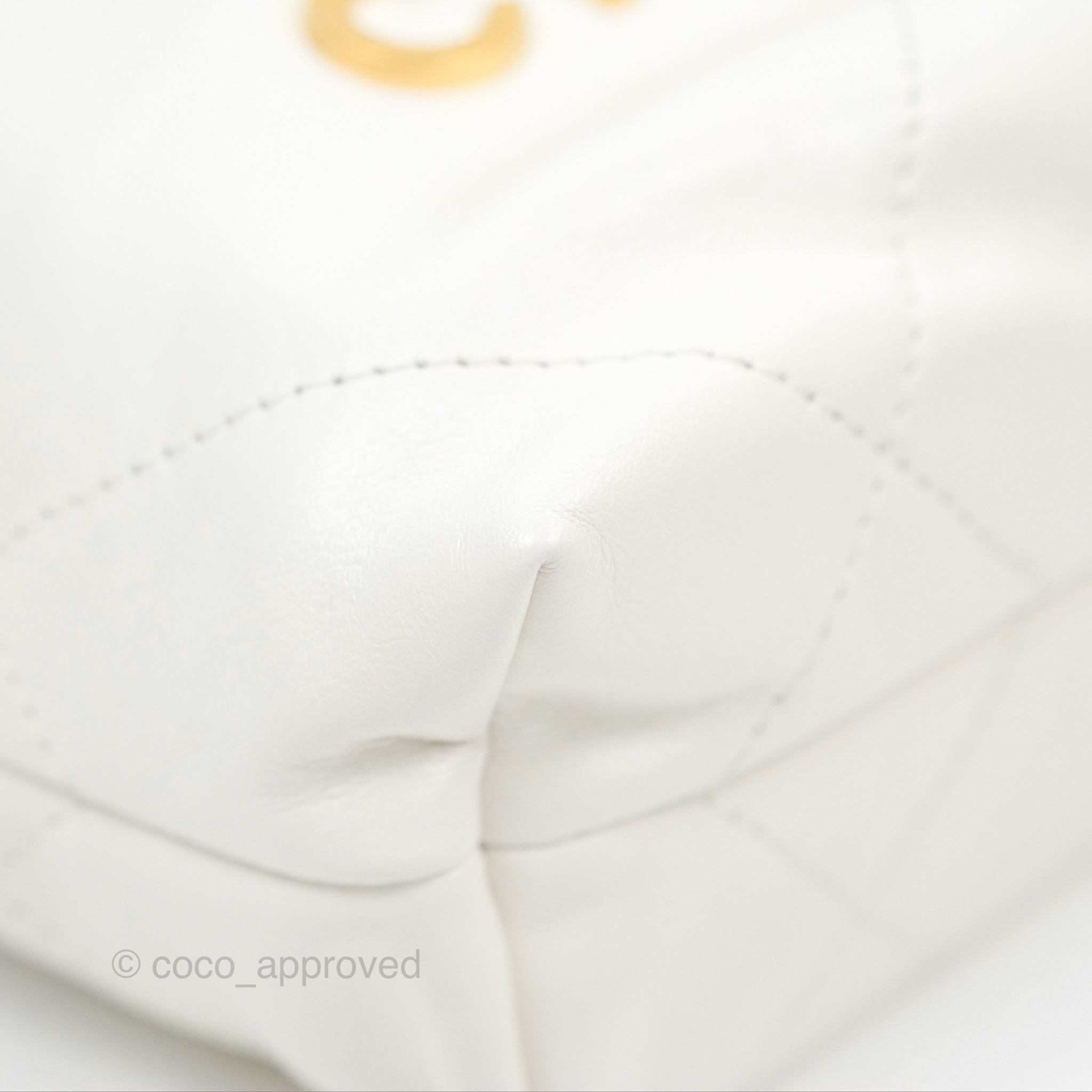 Chanel 22 Mini Bag in White Crumpled Calfskin - Luxury Crossbody Purse for Women, Perfect for Date Night & Evening Events