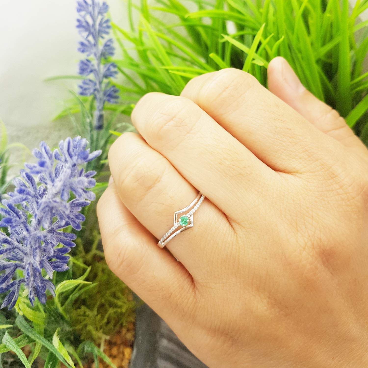 18K Solid White Gold Round Emerald and White Diamond Wave Bridal Promise Engagement Ring for Women | Dazzlingrock Collection | Perfect for Proposals, Anniversaries, and Special Occasions