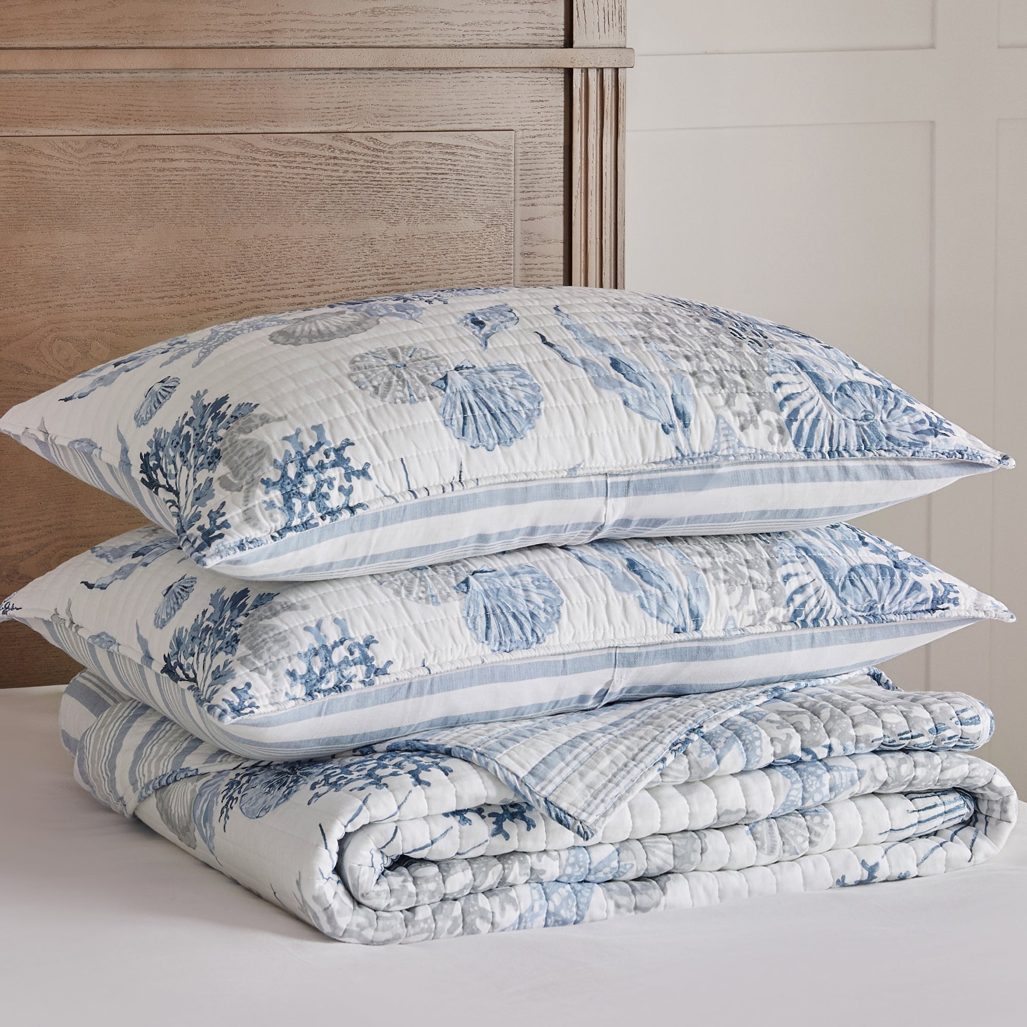 Premium Coral Landing Quilt Set - Soft Queen Size Bedding with Matching Pillowcases - Perfect for Coastal, Beach House or Boho Chic Bedroom Decor