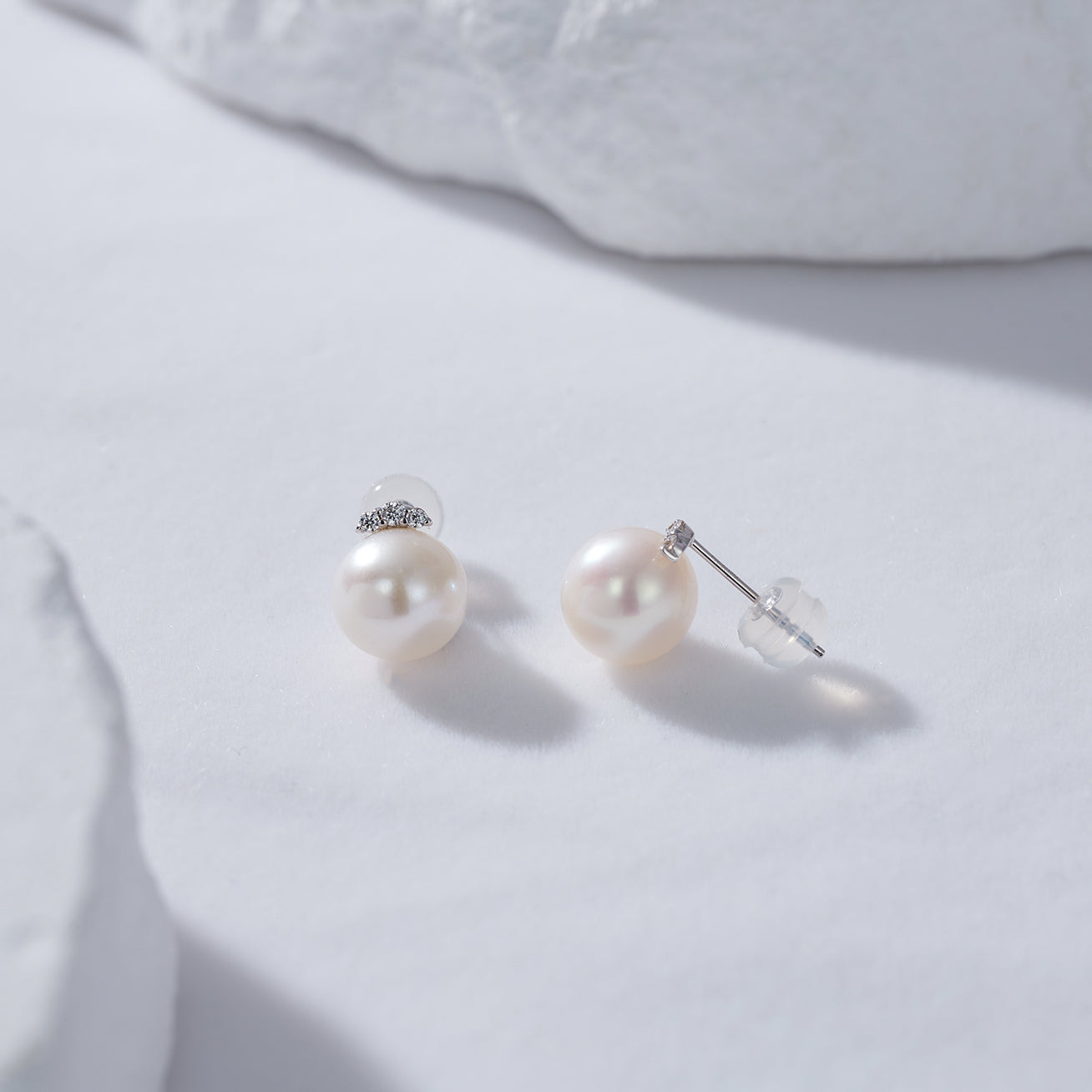 18K Solid Gold Pearl Earrings for Women - Classic Stud Earrings with Genuine Pearls - Perfect for Weddings, Parties & Everyday Elegance (KE00090)