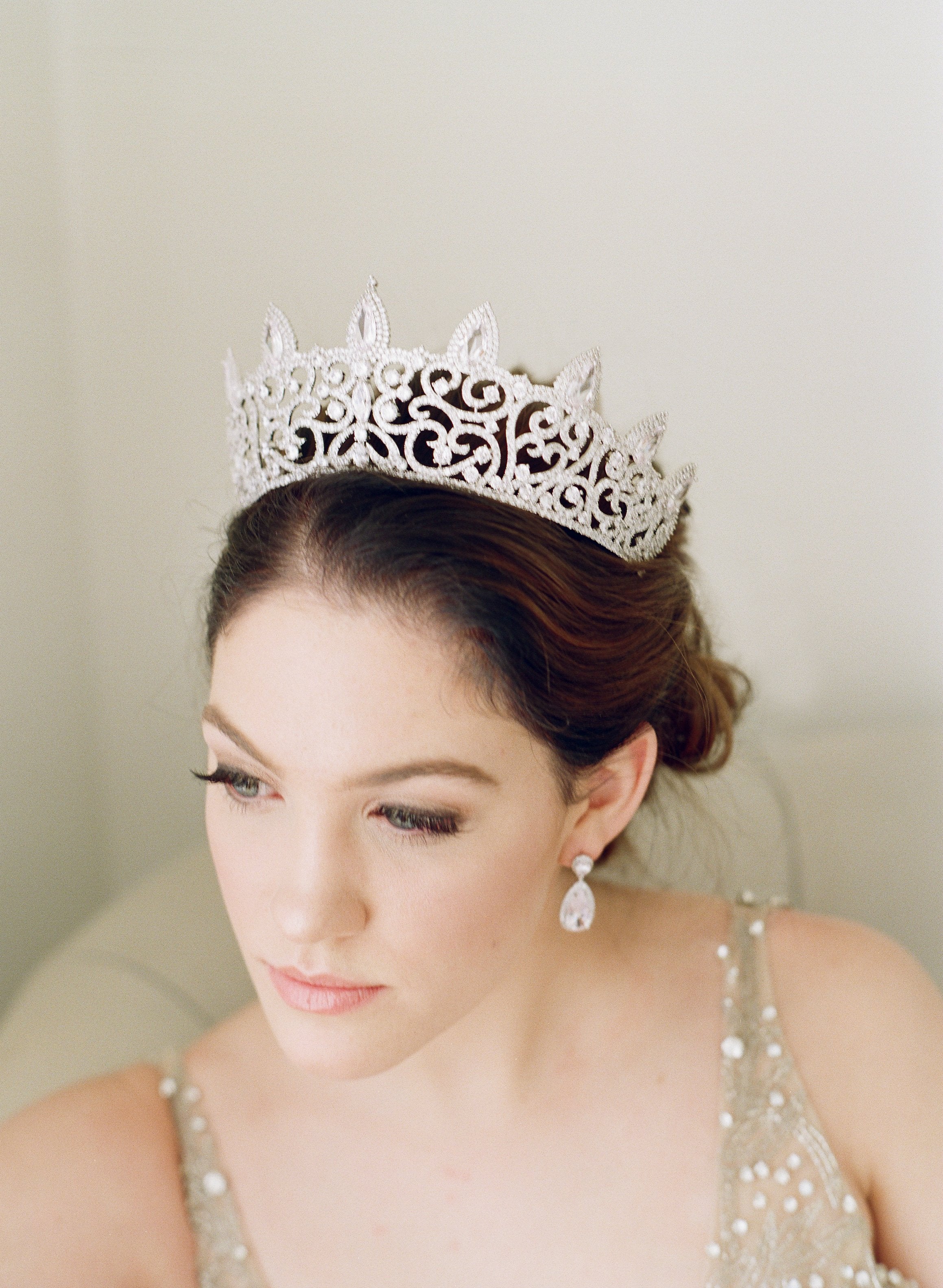 REINE Simulated Diamond Bridal Tiara & Earrings Set - Sparkling Wedding Crown & Jewelry for Brides, Bridesmaids, and Prom - Perfect for Weddings, Anniversaries, and Special Occasions