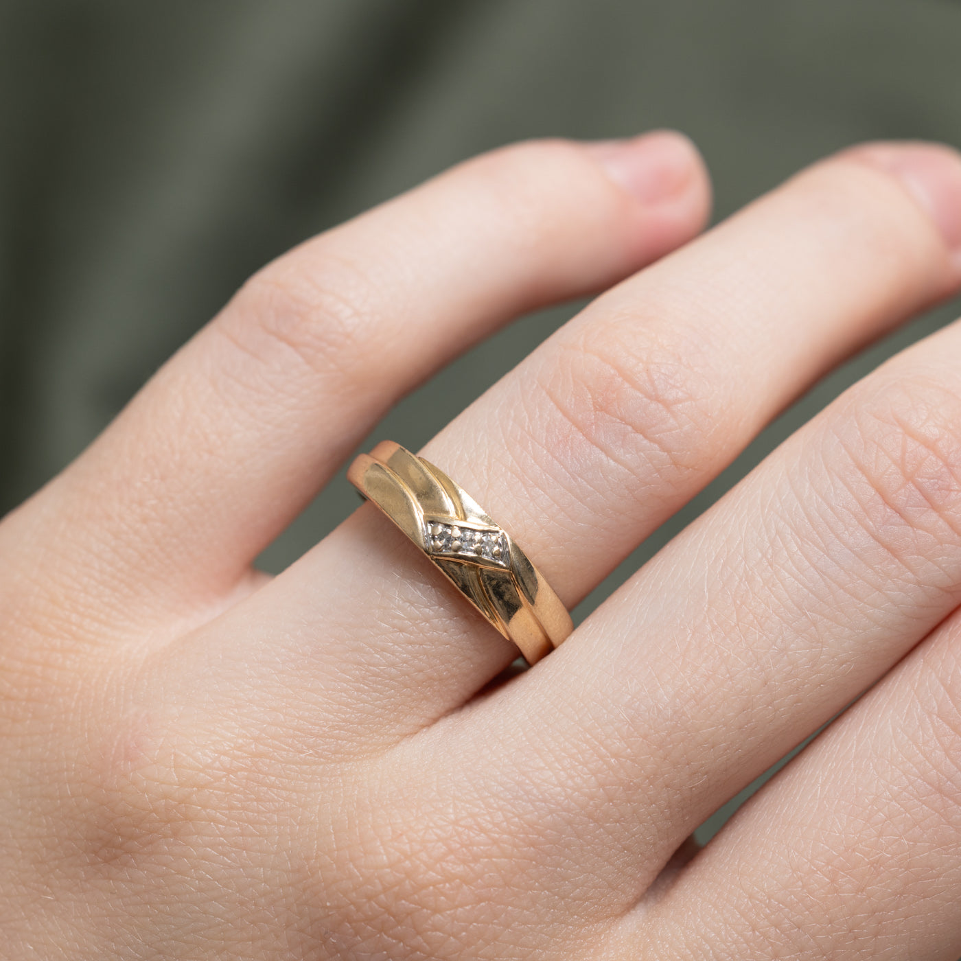 10K White Gold Diagonal Diamond Grooved Wedding Band Ring - 0.03ctw Diamond Accents - Size 6.25 - Perfect for Anniversary Gifts & Bridal Jewelry