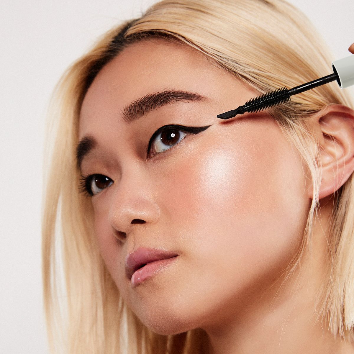 FLYK Trick® Volumizing & Lengthening Mascara - Waterproof Black Eyelash Enhancer for Dramatic Eye Makeup | Perfect for Day to Night Looks, Special Occasions & Photography
