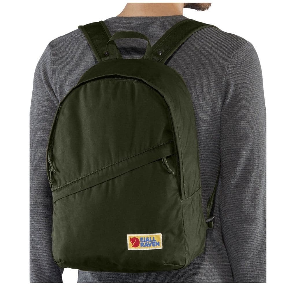 Fjallraven Vardag 25L Backpack - Lightweight Hiking Daypack for Men & Women, Water-Resistant Travel Backpack with Laptop Compartment (Cabin Red) - Perfect for School, Work, Commuting & Outdoor Adventures