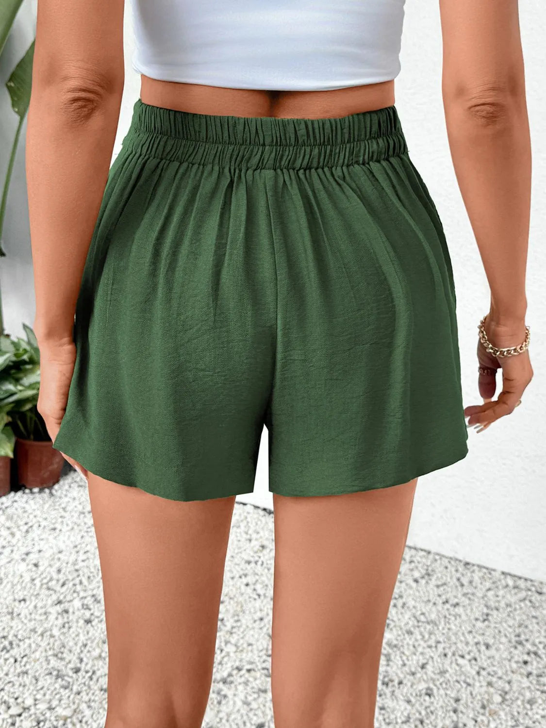 Stylish Pleated Green Resort Shorts with Pockets - Comfortable Casual Wear for Summer Vacation & Beach Outings