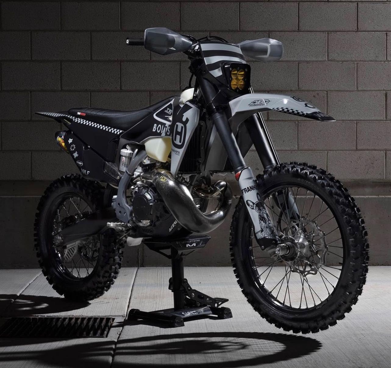 Matrix Concepts LS1 Lift Stand - Heavy Duty Carbon Steel Construction, 500 lbs Weight Capacity - Ideal for Dirt Bikes & Mini Riders - Includes Free Sticker Pack (Green) - Perfect for Garage Maintenance, Bike Storage & Off-Road Adventures