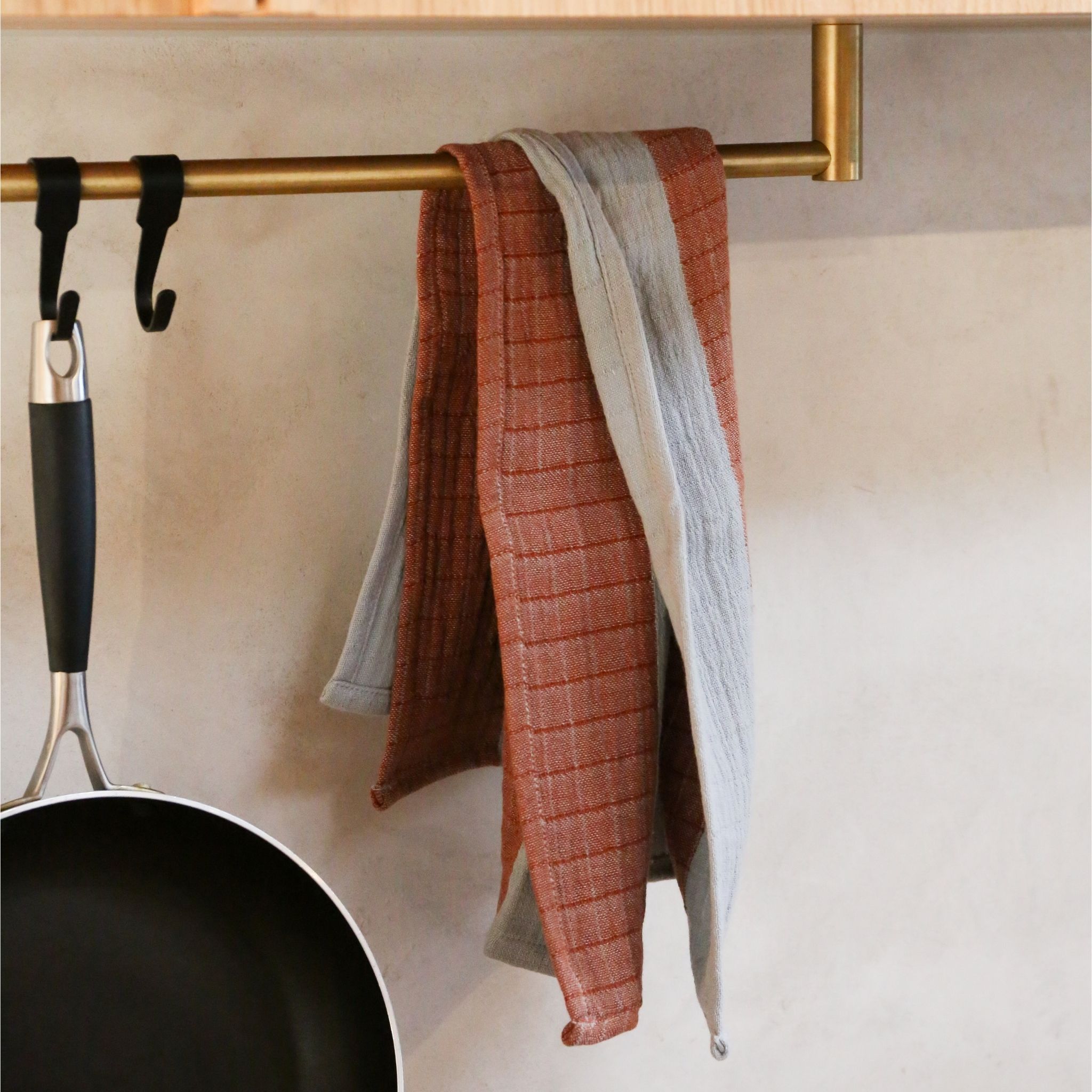 DESIGNSTUFF Striped Muslin Tea Towel - Absorbent & Durable Kitchen Towel for Drying Dishes & Hands, Mist/Cappuccino - Perfect for Kitchen, Dining & Hosting Gifts