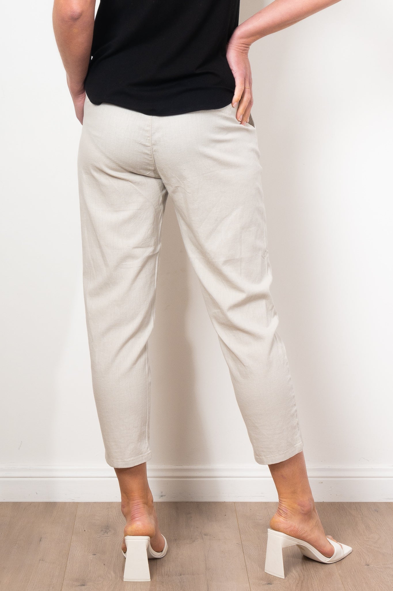 Vassalli Women's 7/8 Length Skinny Stretch Lightweight Pants for Work, Travel & Everyday Comfort