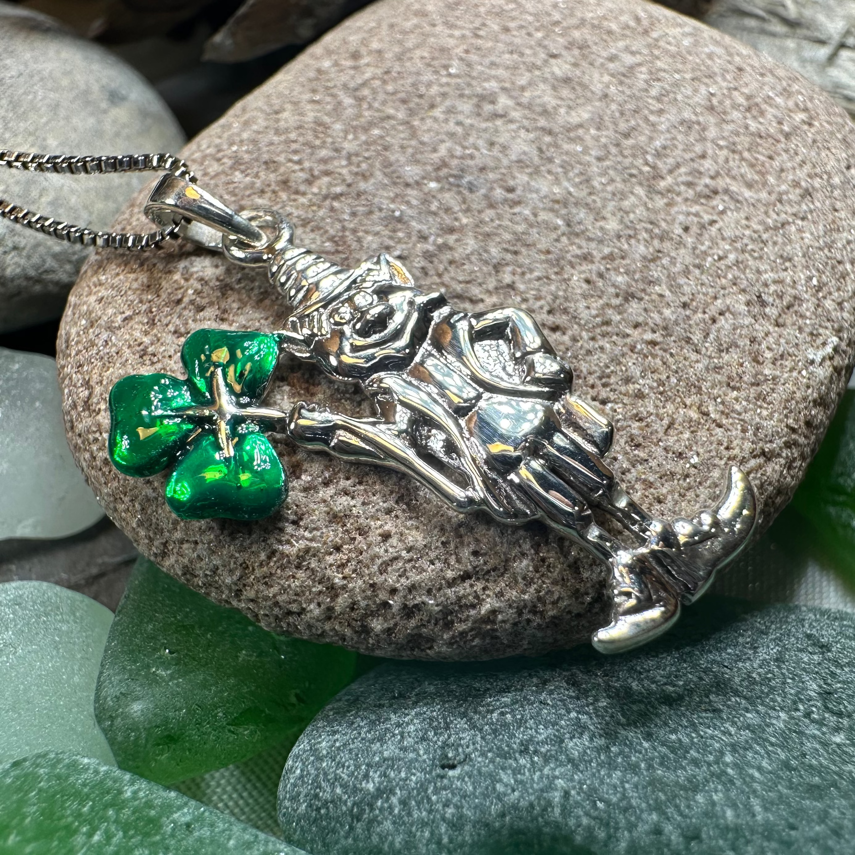 Celtic Leprechaun Shamrock Necklace - Irish Clover Pendant for St. Patrick's Day - Perfect for Parties, Gifts & Irish Pride