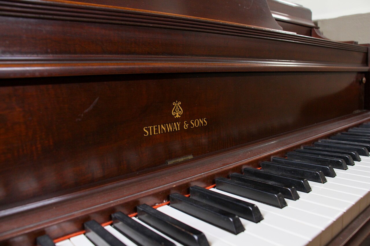 Vintage 1946 Steinway & Sons 40 Console Piano - Polished Mahogany Finish - Serial Number 0882 - Perfect for Home, Studio & Classic Music Performances