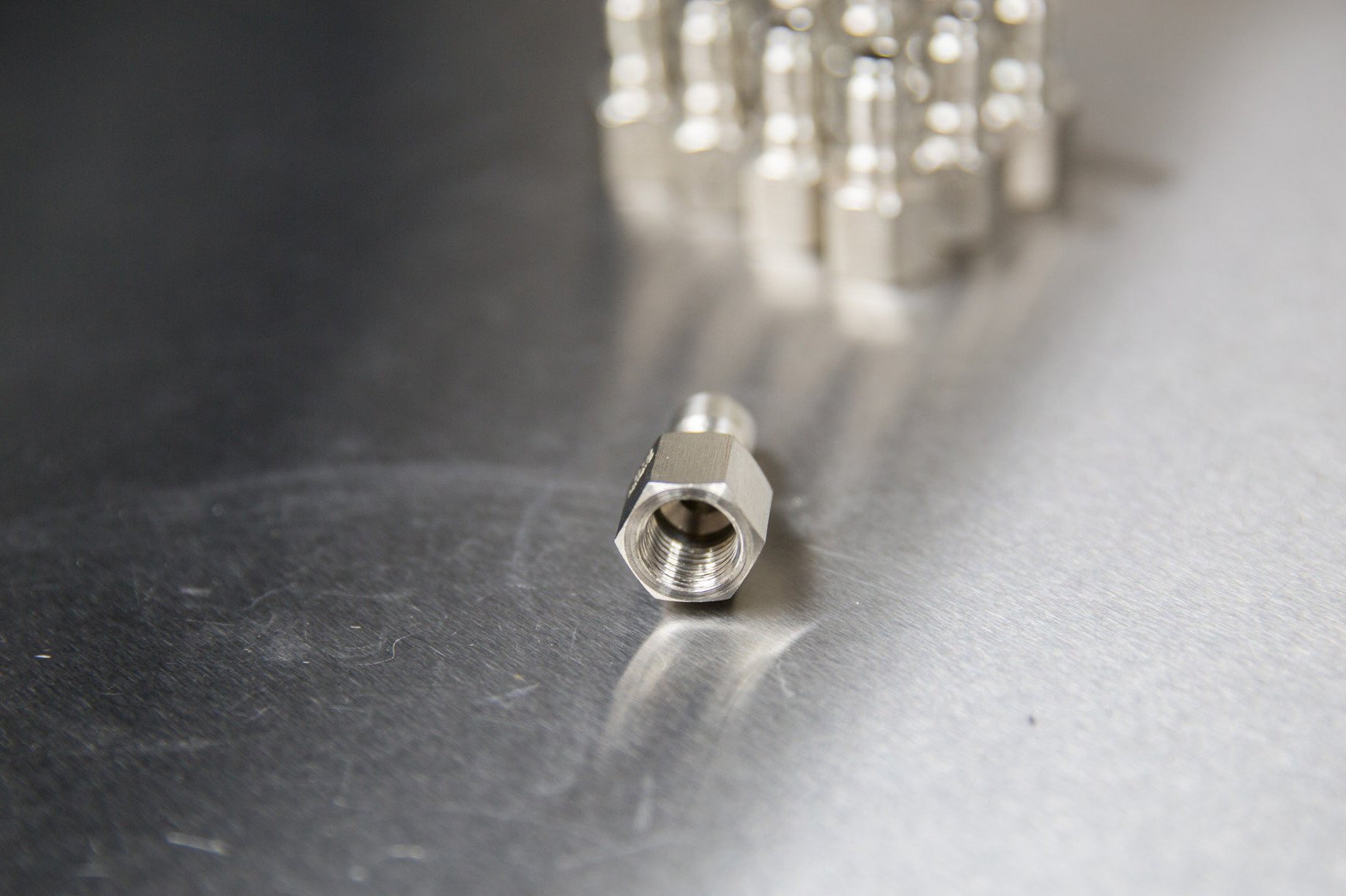 Stainless Steel 1/4 Inch Female Quick Disconnect (QD) Plug - High Pressure Hydraulic Fitting for Air, Water & Oil Applications - Perfect for Industrial, Agricultural & Automotive Use