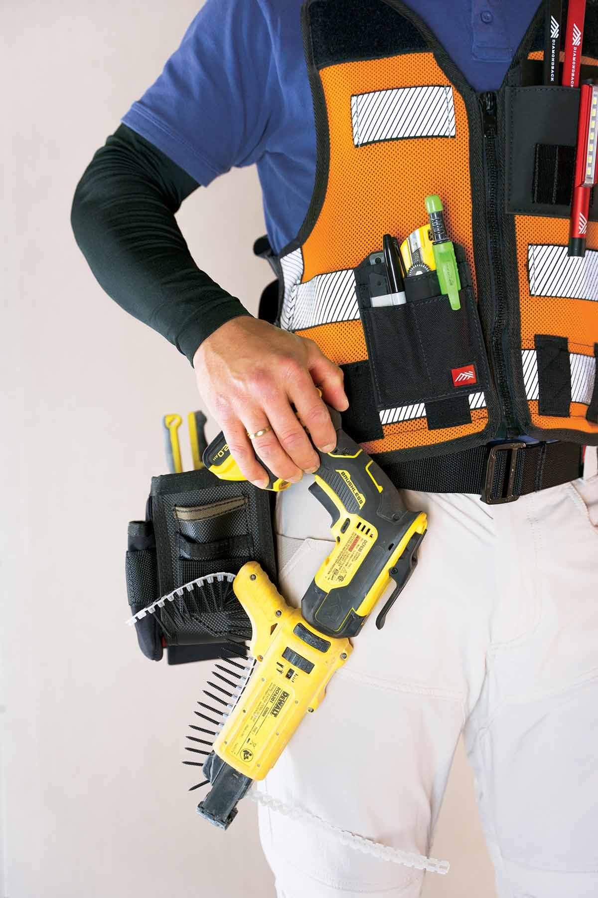 Diamondback Hi-Viz 701 High Visibility Safety Tool Vest for Carpenters, Roofers & Electricians - Reflective Work Vest with Multiple Pockets for Construction, Roofing & Electrical Jobs