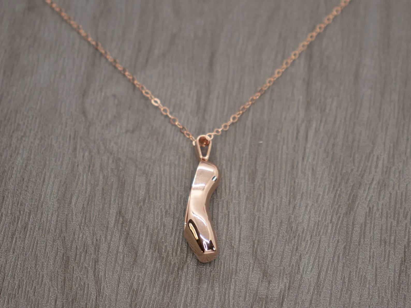 Elegant Ballet Pointe Shoe Necklace - Perfect for Dancers, Ballerinas & Dance Lovers - Ideal for Performances, Recitals & Dance Themed Gifts