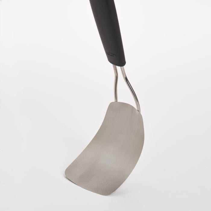 OXO Flexible Turner Spatula - Heat-Resistant Silicone Kitchen Utensil for Flipping Pancakes, Eggs & Burgers - Perfect for Non-Stick Pans & Grilling
