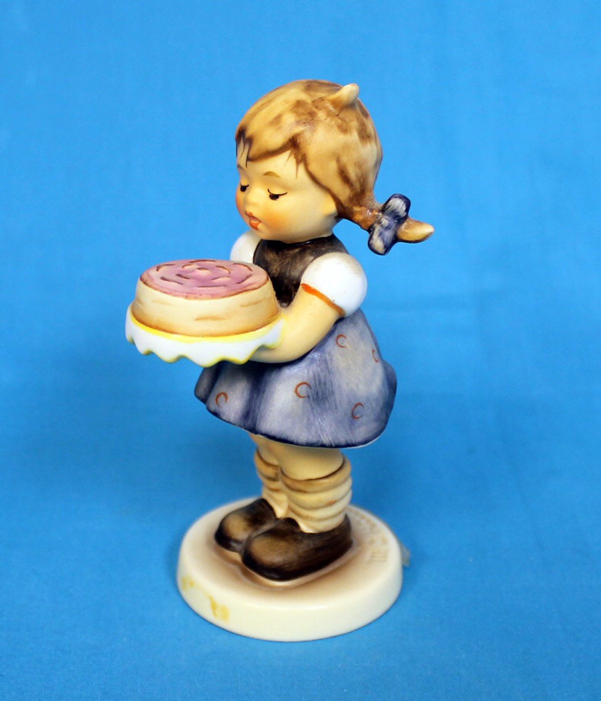 Hummel Figurine 541 - Sweet As Can Be Collectible Porcelain Statue | Perfect for Home Decor, Gift Giving & Collectors