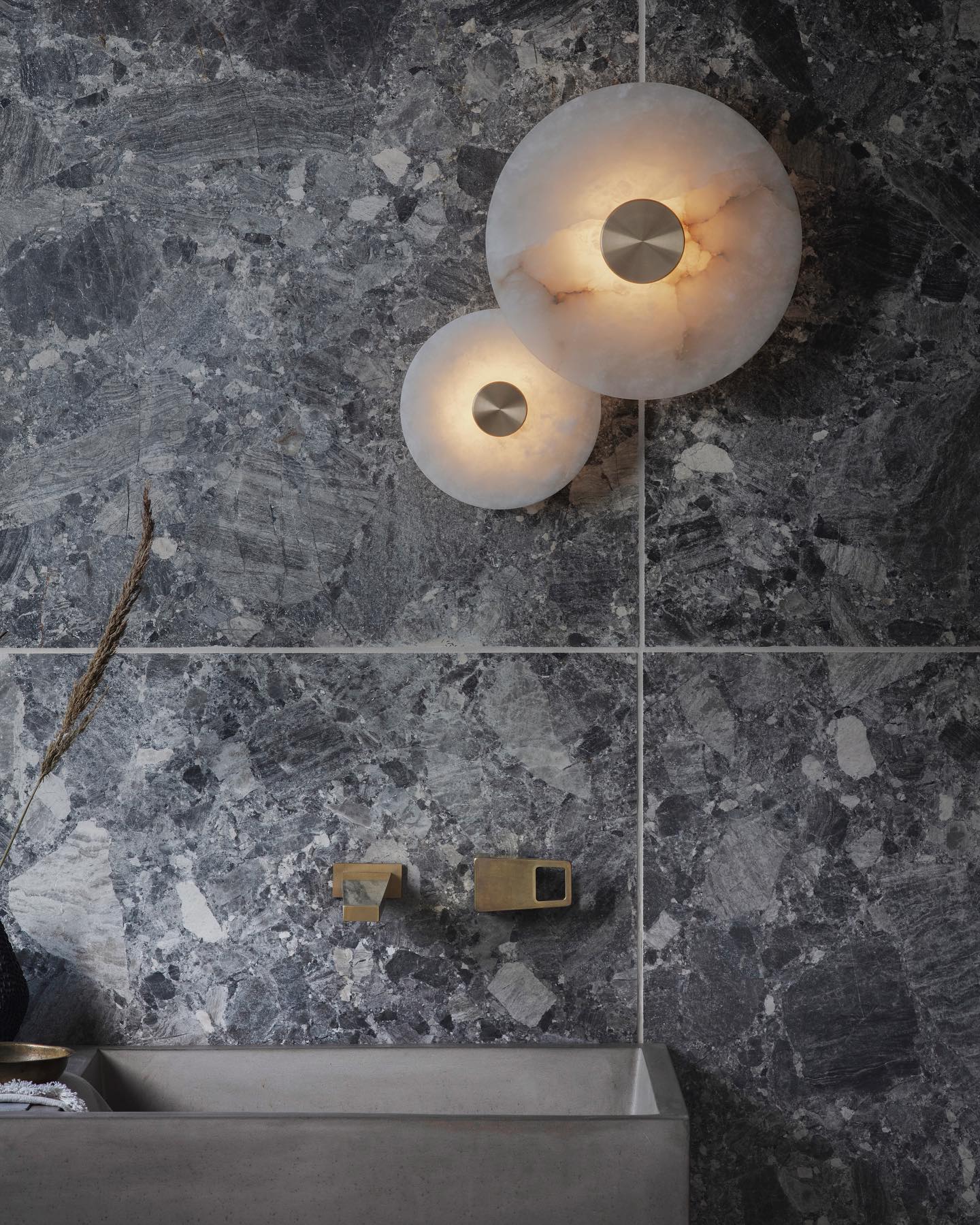 Modern Disc Shaped Alabaster Wall Light - Elegant White Stone Sconce for Bedroom, Living Room & Hallway Lighting