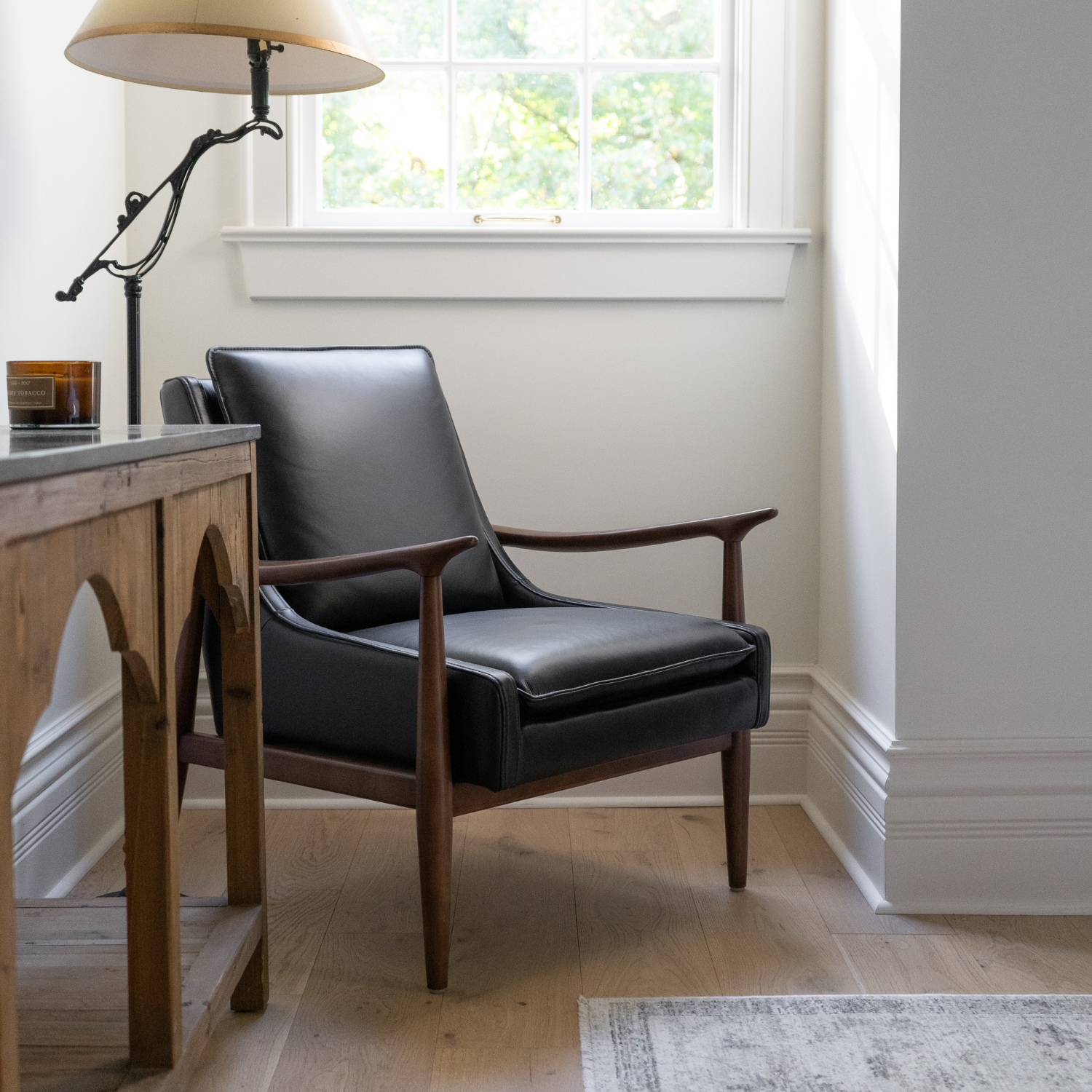 Premium Onyx Leather Nassau Lounge Chair - Modern Comfort for Living Room, Office & Lounge Areas