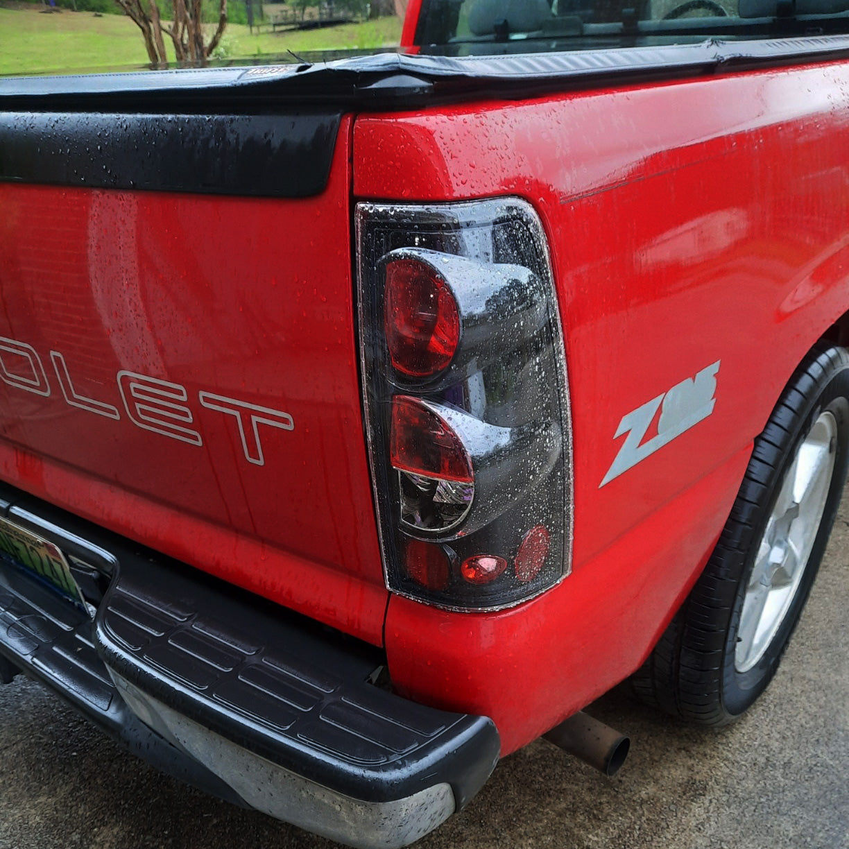 Smoked Black Tail Lights for 1999-2006 Chevrolet Silverado & 1999-2003 GMC Sierra - Upgrade Your Truck's Rear Style for Night Driving and Enhanced Visibility