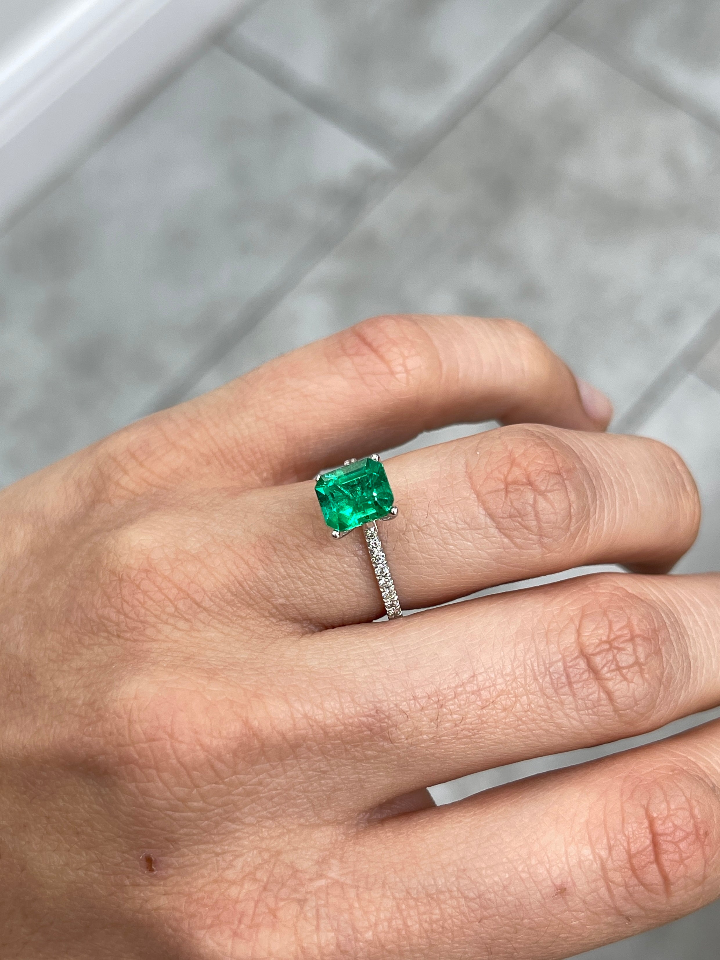 1.82 Carat 8x7mm Vivid Yellowish Green Colombian Emerald - Loose Gemstone for Jewelry Making, Engagement Rings & Collector's Items