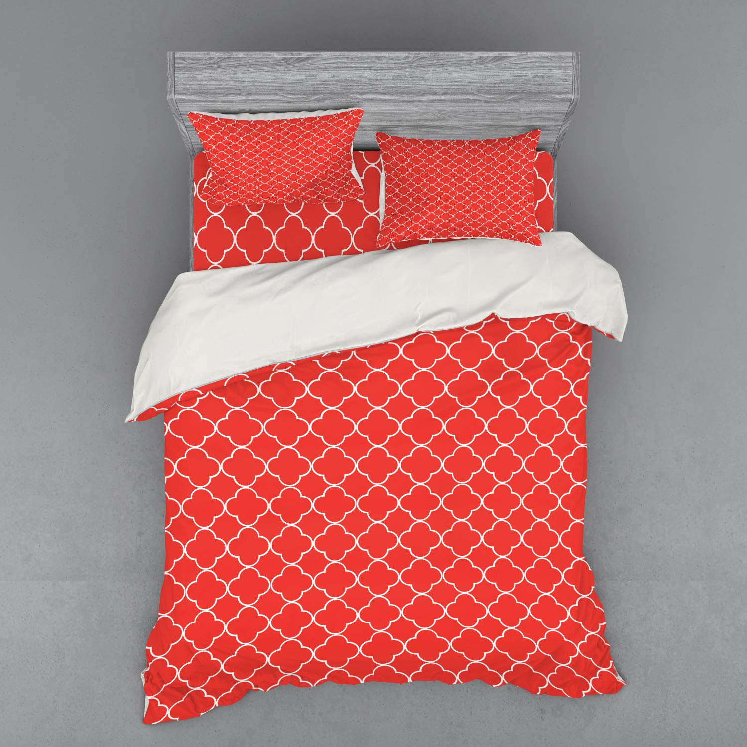Ambesonne Quatrefoil Duvet Cover Set - Oriental Royal Floral Petal Moroccan Print 4-Piece Bedding Set with Shams & Fitted Sheet, Queen Size, Vermilion White - Perfect for Bohemian & Moroccan Style Bedrooms, Guest Rooms & Master Suites