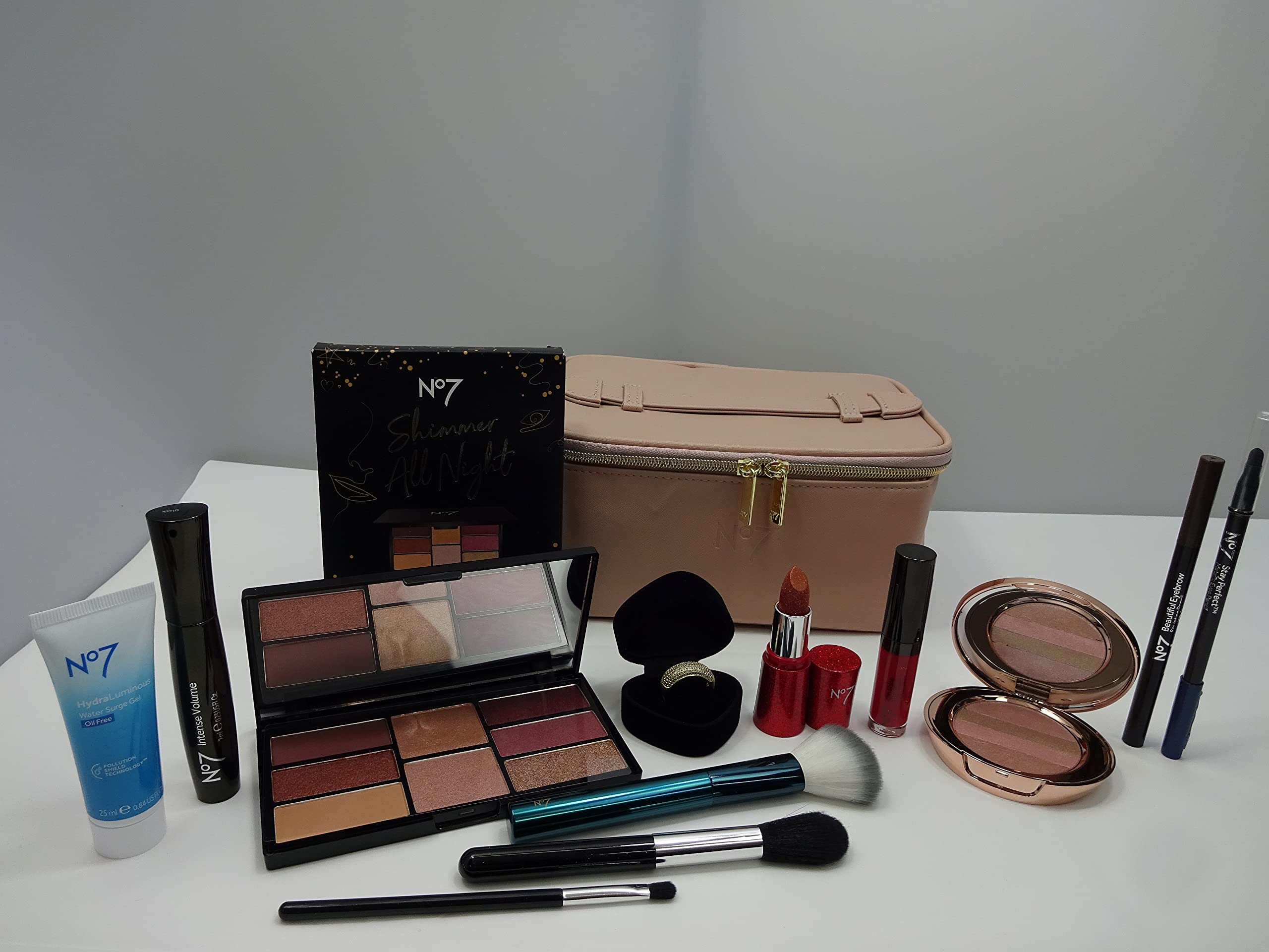 Glory Cosmetics No7 Shimmer Glow Makeup Case with Free Crystal Ring - Luxury Beauty Gift Set for Women, Travel Cosmetic Organizer, Birthday & Anniversary Present - Perfect for Bridal Shower, Christmas Gifting & Everyday Makeup Storage