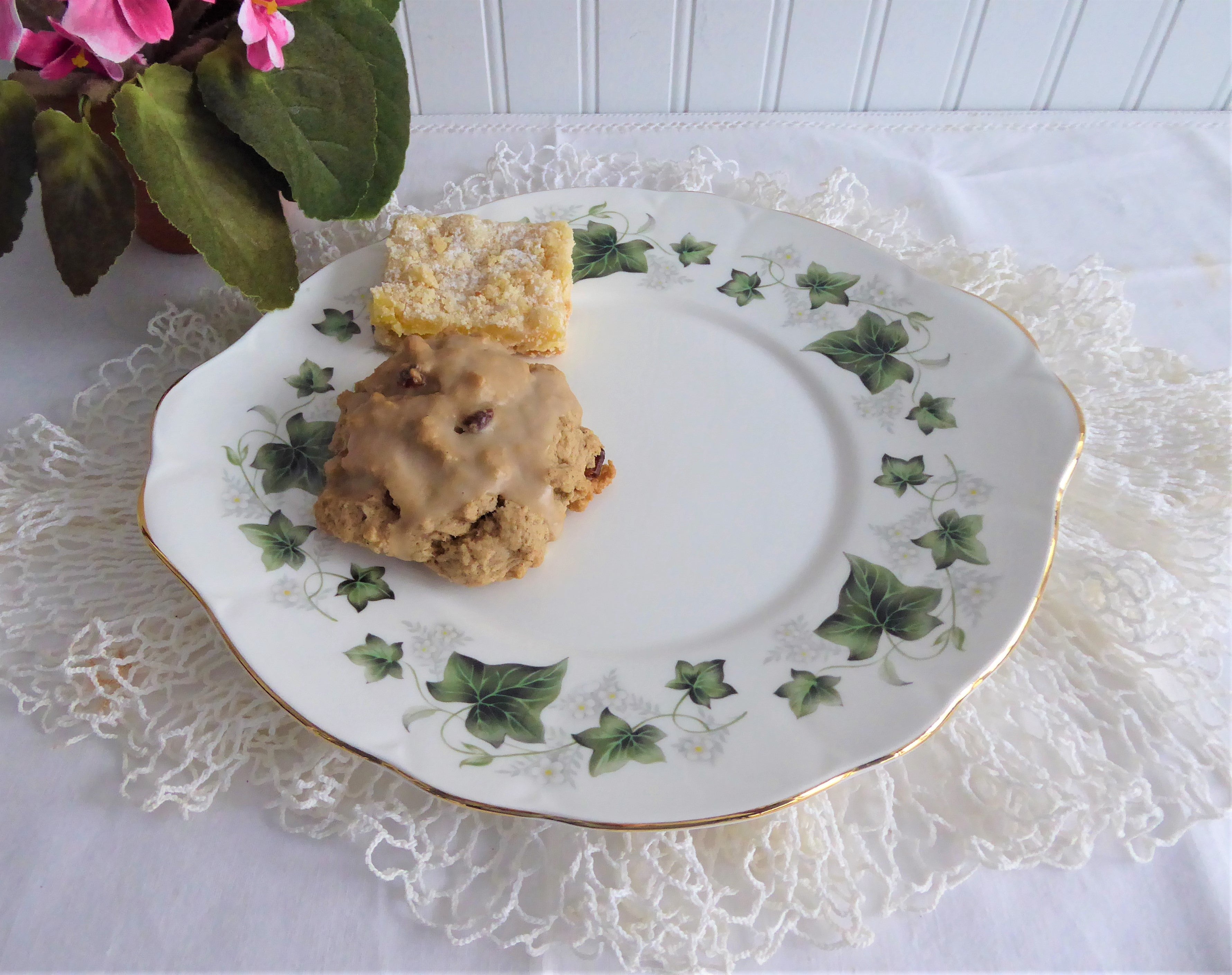 Vintage 1970s Duchess Ivy England Bone China Cake Serving Plate with Green Leaves - Elegant Tea Party, Wedding, and Dessert Display