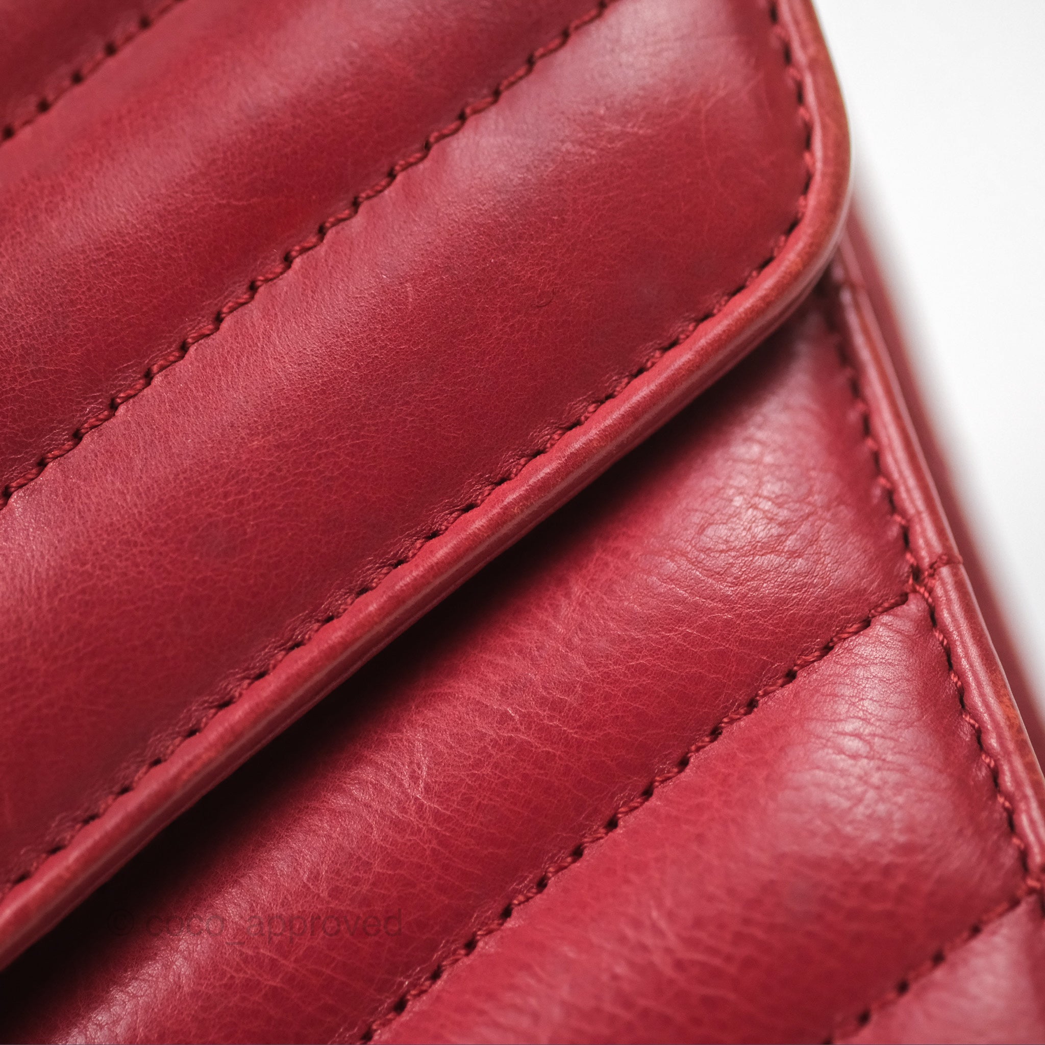 Chanel Chevron Shoulder Bag in Red Calfskin Leather with Aged Gold Hardware - Luxury Crossbody Purse for Women, Perfect for Parties, Date Nights & Special Occasions