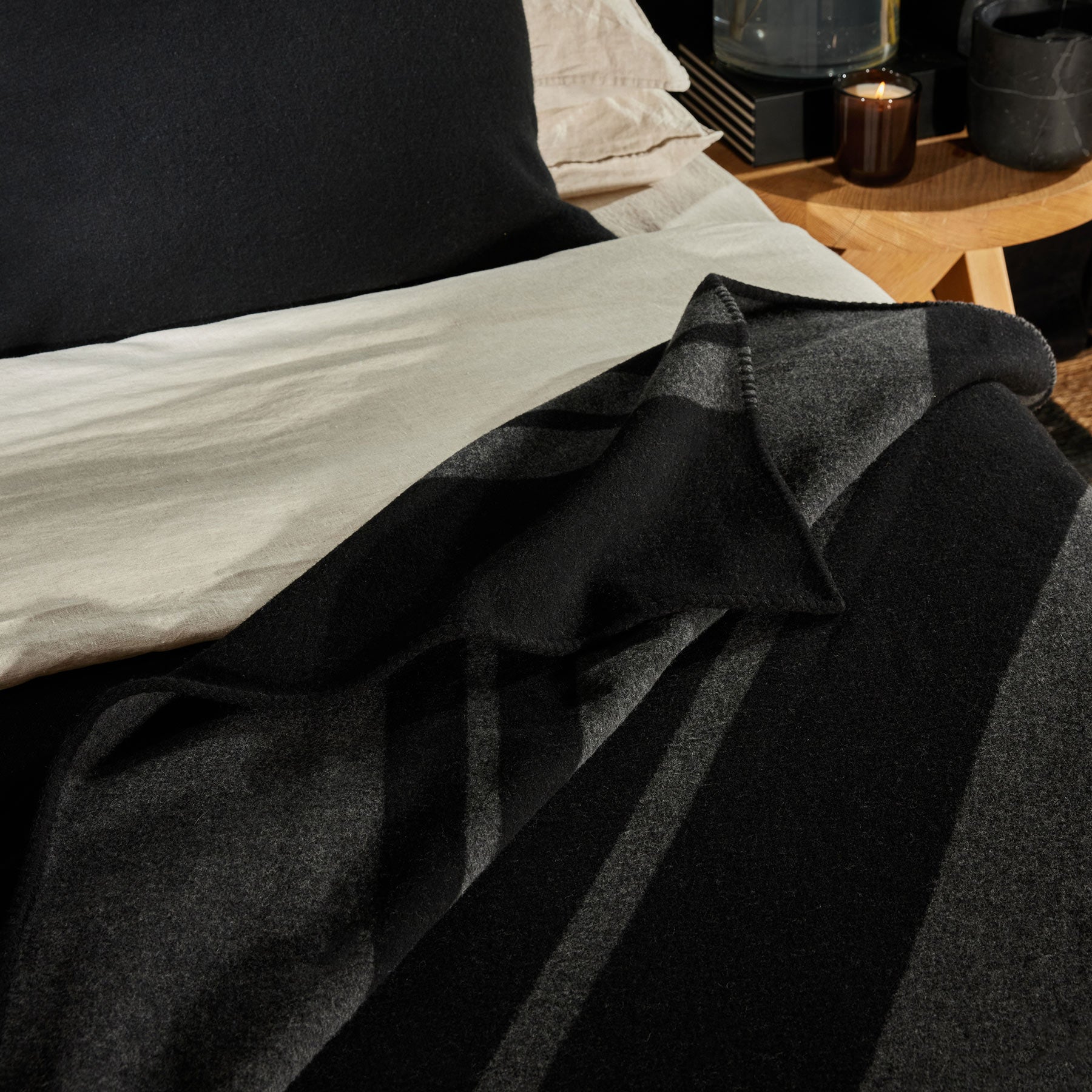 Sarti Soft Wool Blanket - Premium Striped Throw Blanket in Black/Lead - Cozy Gift Box for Bed, Sofa & Winter Warmth