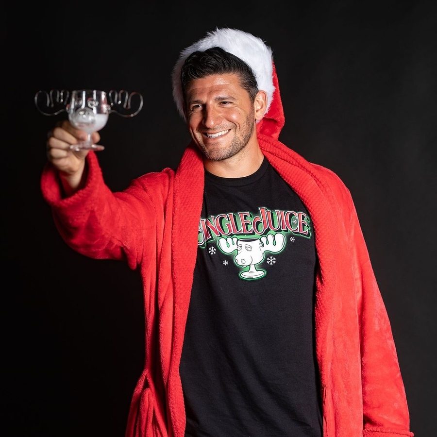 Jingle Juice Black T-Shirt - Funny Christmas Party Outfit for Holiday Gatherings & Festive Events