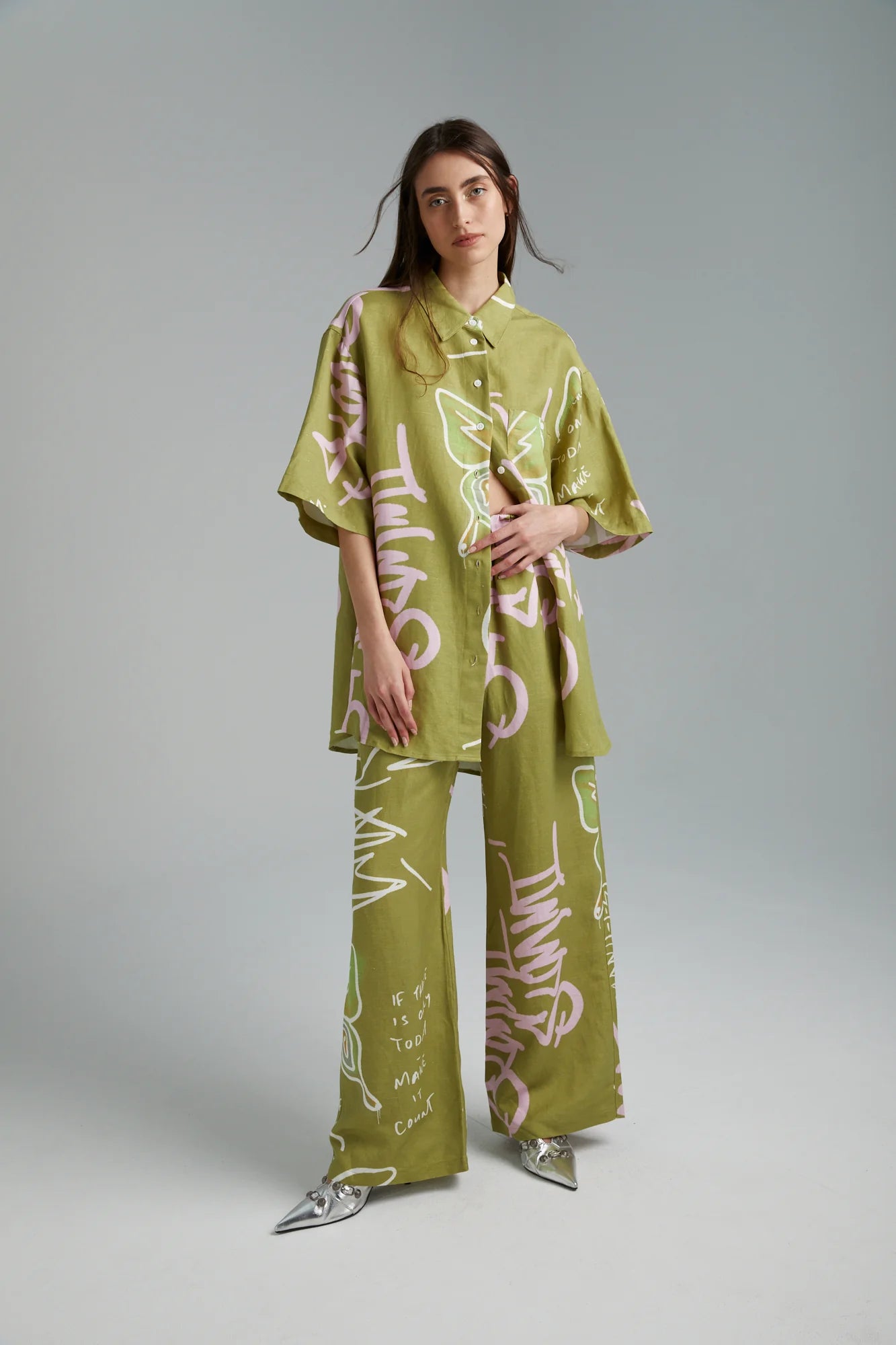 BIG SHIRT GRAFITTI BUTTERFLY KHAKI - Oversized Graphic Tee with Butterfly Print for Women - Perfect for Streetwear, Casual Outfits & Summer Fashion
